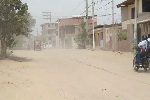 Fuertes registrados en el distrito de Huarmaca, provincia de Huancabamba, en la región Piura, causaron la muerte de un anciano, ya que al intentar protegerse intentó cogerse de una varilla que no estaba segura y cayó desde una altura de varios metros.