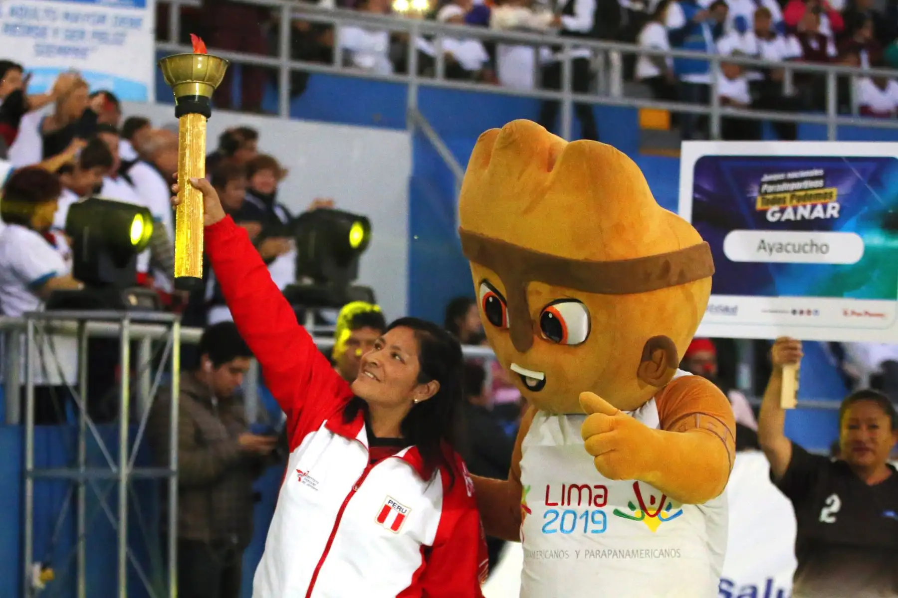 La presidenta ejecutiva de EsaSalud, Fiorella Molinelli  entrega un merecido reconocimiento a deportistas asegurados que participarán en los Juegos Parapanamericanos Lima 2019,
 Foto: ANDINA/Vidal Tarqui