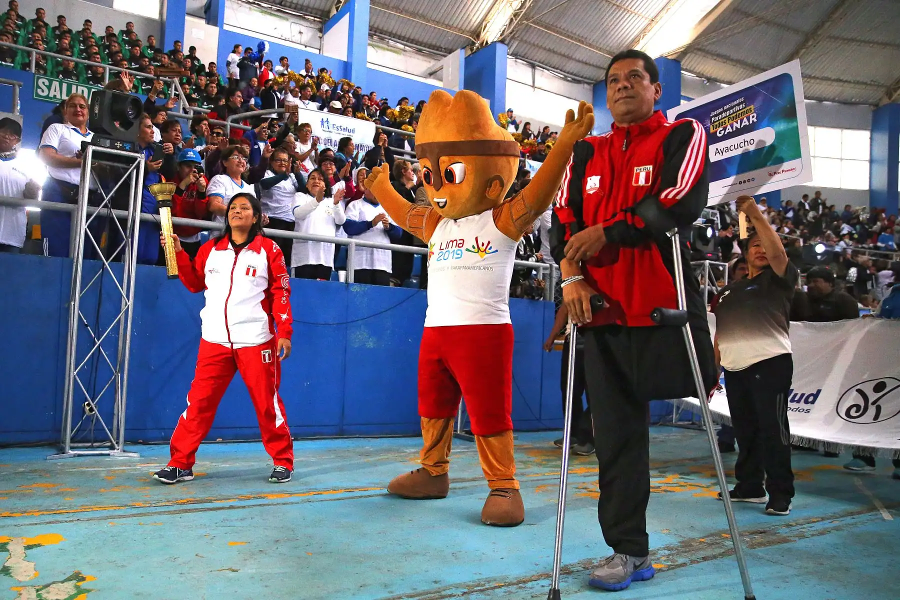 La presidenta ejecutiva de EsaSalud, Fiorella Molinelli  entrega un merecido reconocimiento a deportistas asegurados que participarán en los Juegos Parapanamericanos Lima 2019,
 Foto: ANDINA/Vidal Tarqui
