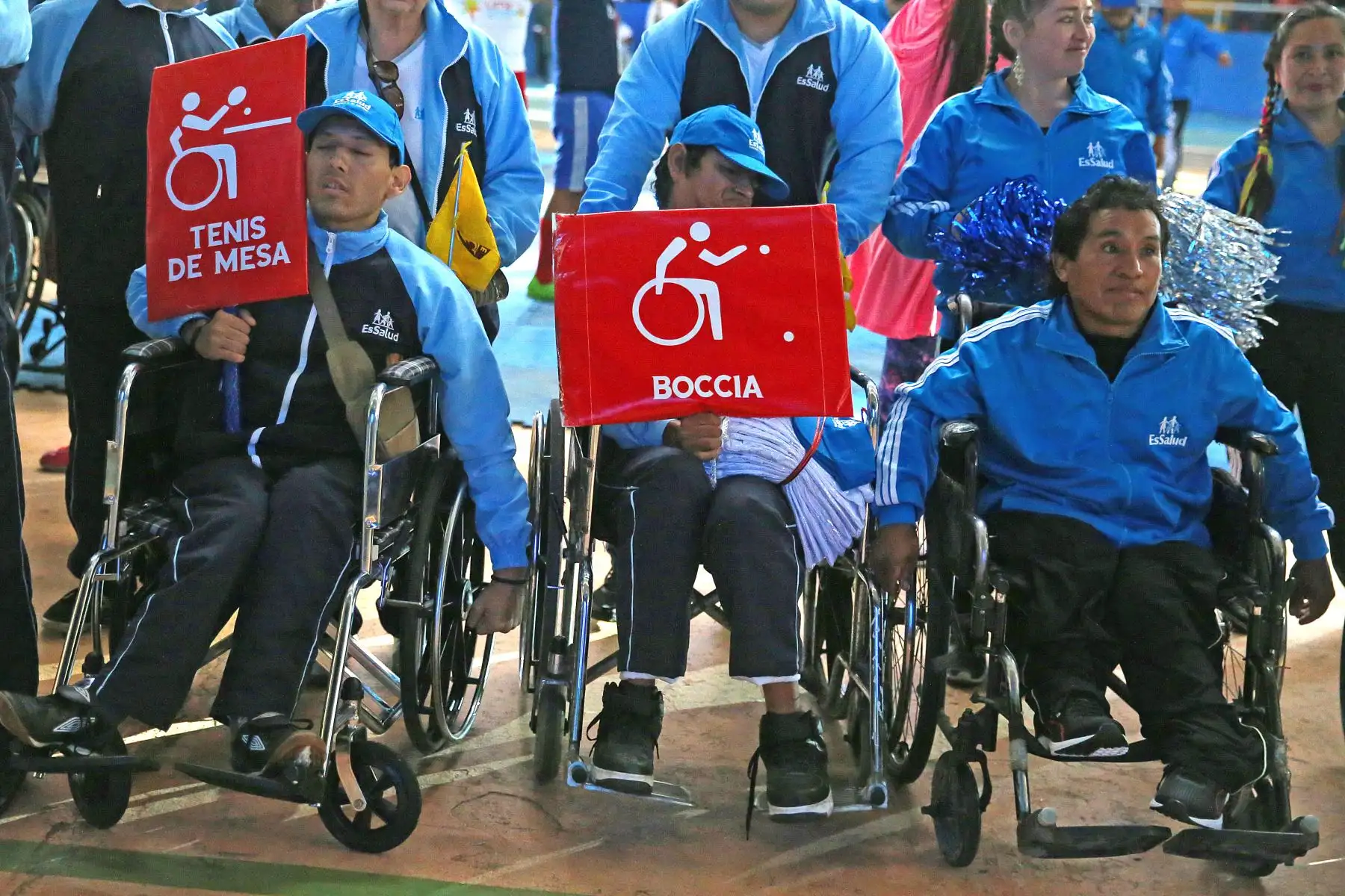 La presidenta ejecutiva de EsaSalud, Fiorella Molinelli  entrega un merecido reconocimiento a deportistas asegurados que participarán en los Juegos Parapanamericanos Lima 2019,
 Foto: ANDINA/Vidal Tarqui