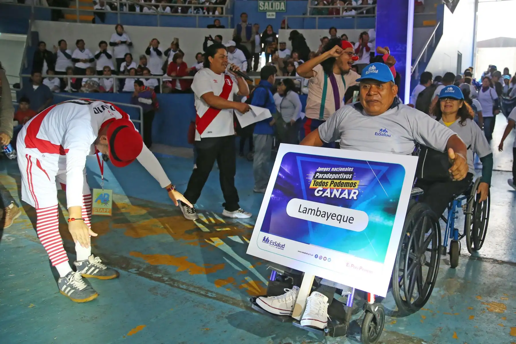 La presidenta ejecutiva de EsaSalud, Fiorella Molinelli  entrega un merecido reconocimiento a deportistas asegurados que participarán en los Juegos Parapanamericanos Lima 2019,
 Foto: ANDINA/Vidal Tarqui