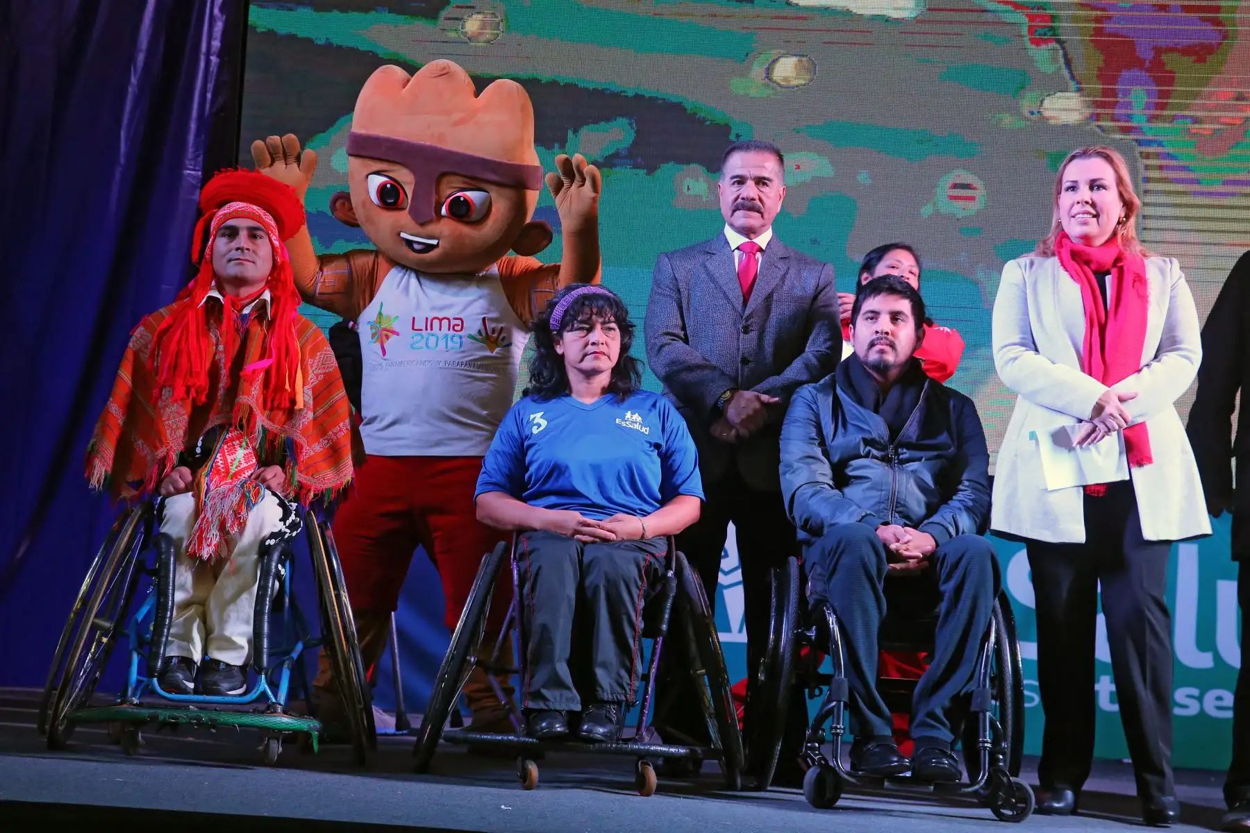 La presidenta ejecutiva de EsaSalud, Fiorella Molinelli  entrega un merecido reconocimiento a deportistas asegurados que participarán en los Juegos Parapanamericanos Lima 2019,
 Foto: ANDINA/Vidal Tarqui