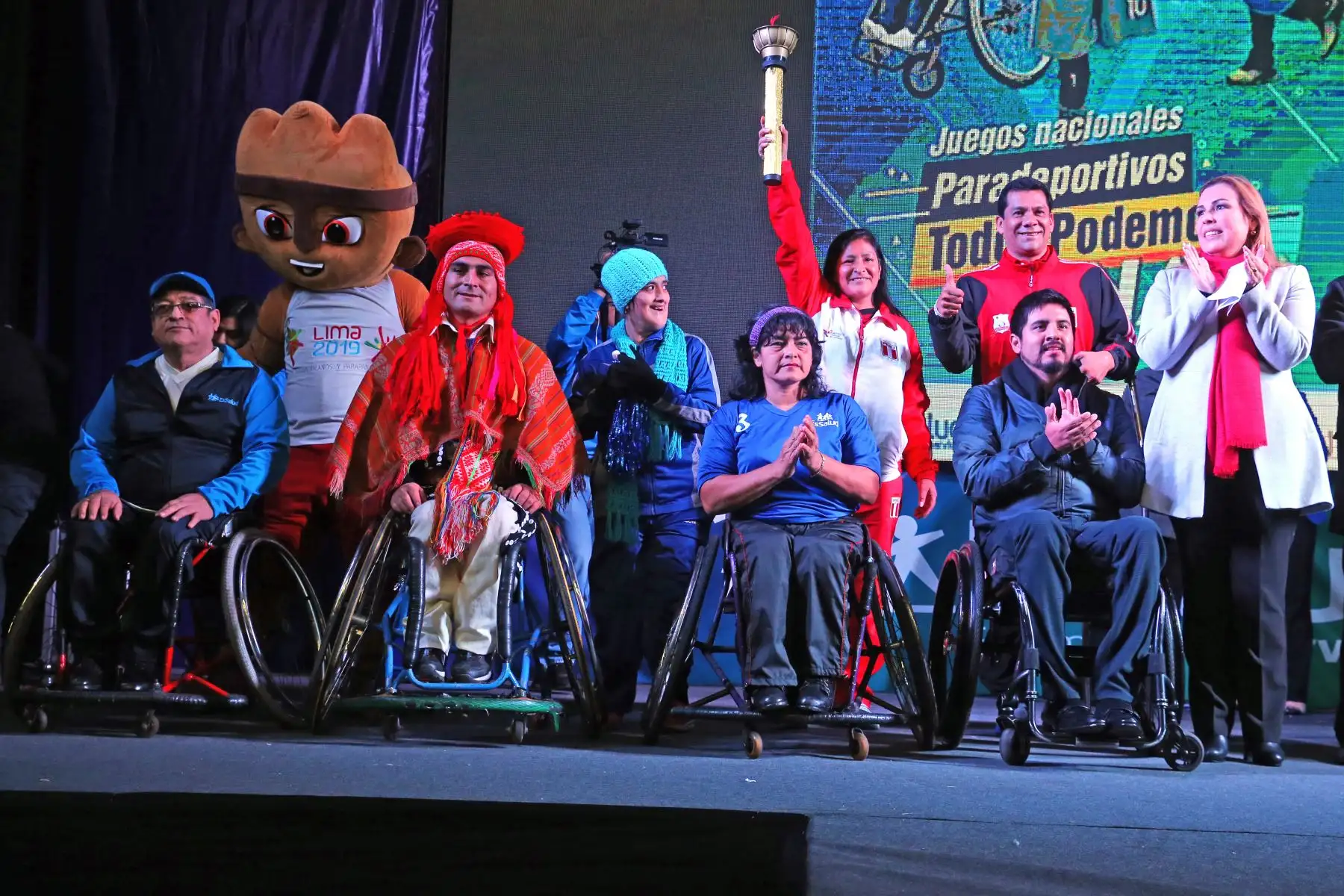 La presidenta ejecutiva de EsaSalud, Fiorella Molinelli  entrega un merecido reconocimiento a deportistas asegurados que participarán en los Juegos Parapanamericanos Lima 2019,
 Foto: ANDINA/Vidal Tarqui