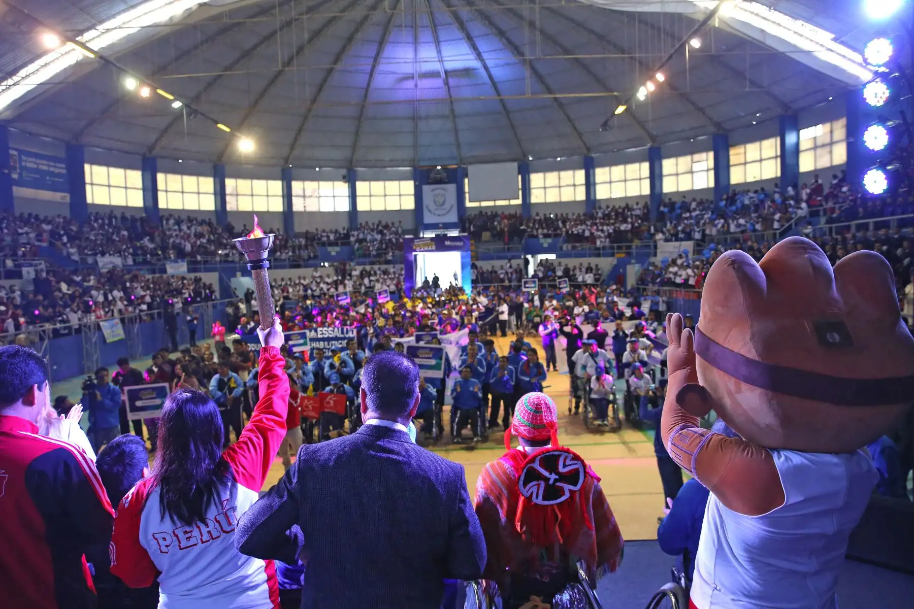La presidenta ejecutiva de EsaSalud, Fiorella Molinelli  entrega un merecido reconocimiento a deportistas asegurados que participarán en los Juegos Parapanamericanos Lima 2019,
 Foto: ANDINA/Vidal Tarqui
