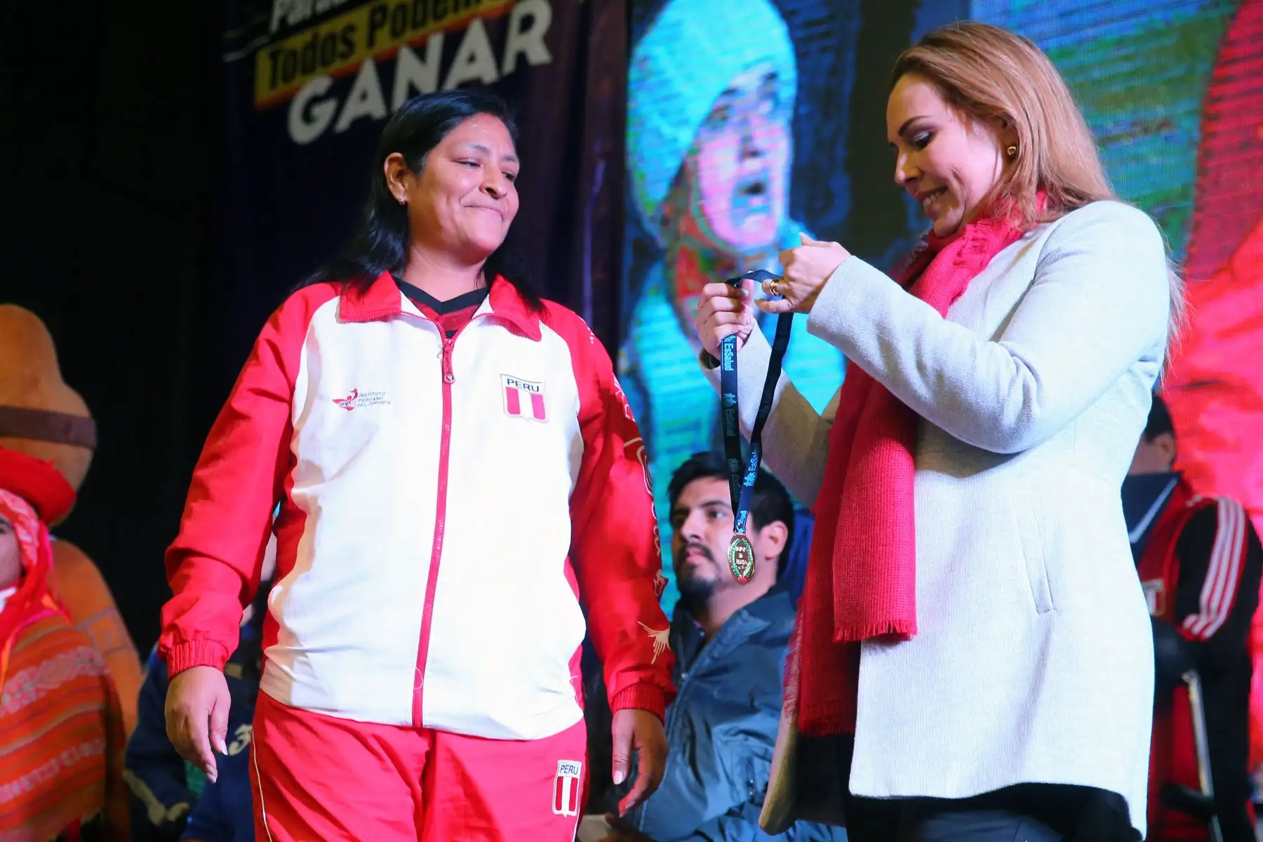 La presidenta ejecutiva de EsaSalud, Fiorella Molinelli  entrega un merecido reconocimiento a deportistas asegurados que participarán en los Juegos Parapanamericanos Lima 2019,
 Foto: ANDINA/Vidal Tarqui