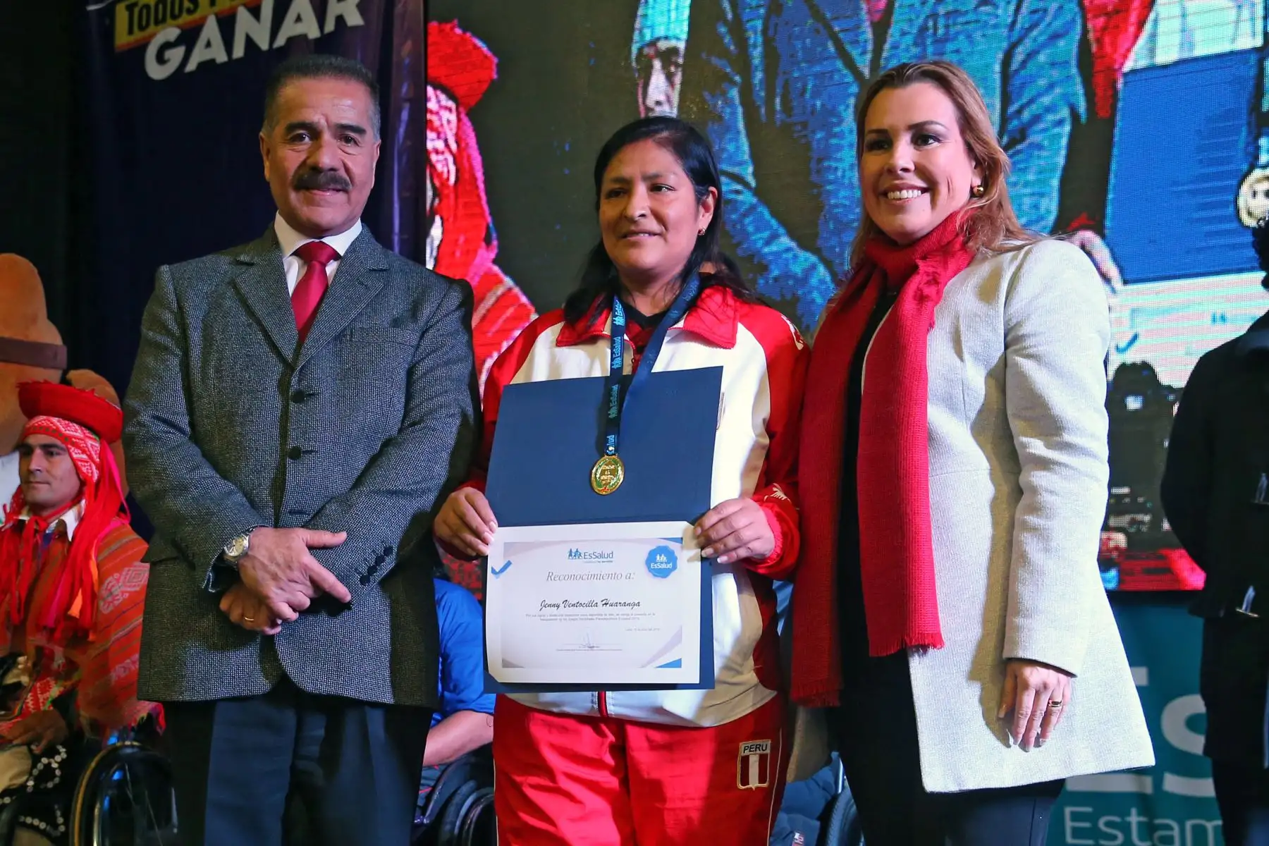 La presidenta ejecutiva de EsaSalud, Fiorella Molinelli  entrega un merecido reconocimiento a deportistas asegurados que participarán en los Juegos Parapanamericanos Lima 2019,
 Foto: ANDINA/Vidal Tarqui