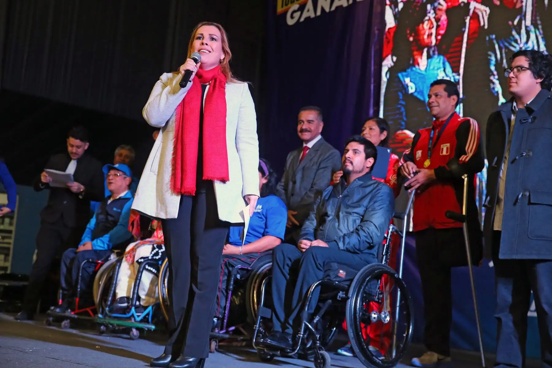 La presidenta ejecutiva de EsaSalud, Fiorella Molinelli  entrega un merecido reconocimiento a deportistas asegurados que participarán en los Juegos Parapanamericanos Lima 2019,
 Foto: ANDINA/Vidal Tarqui