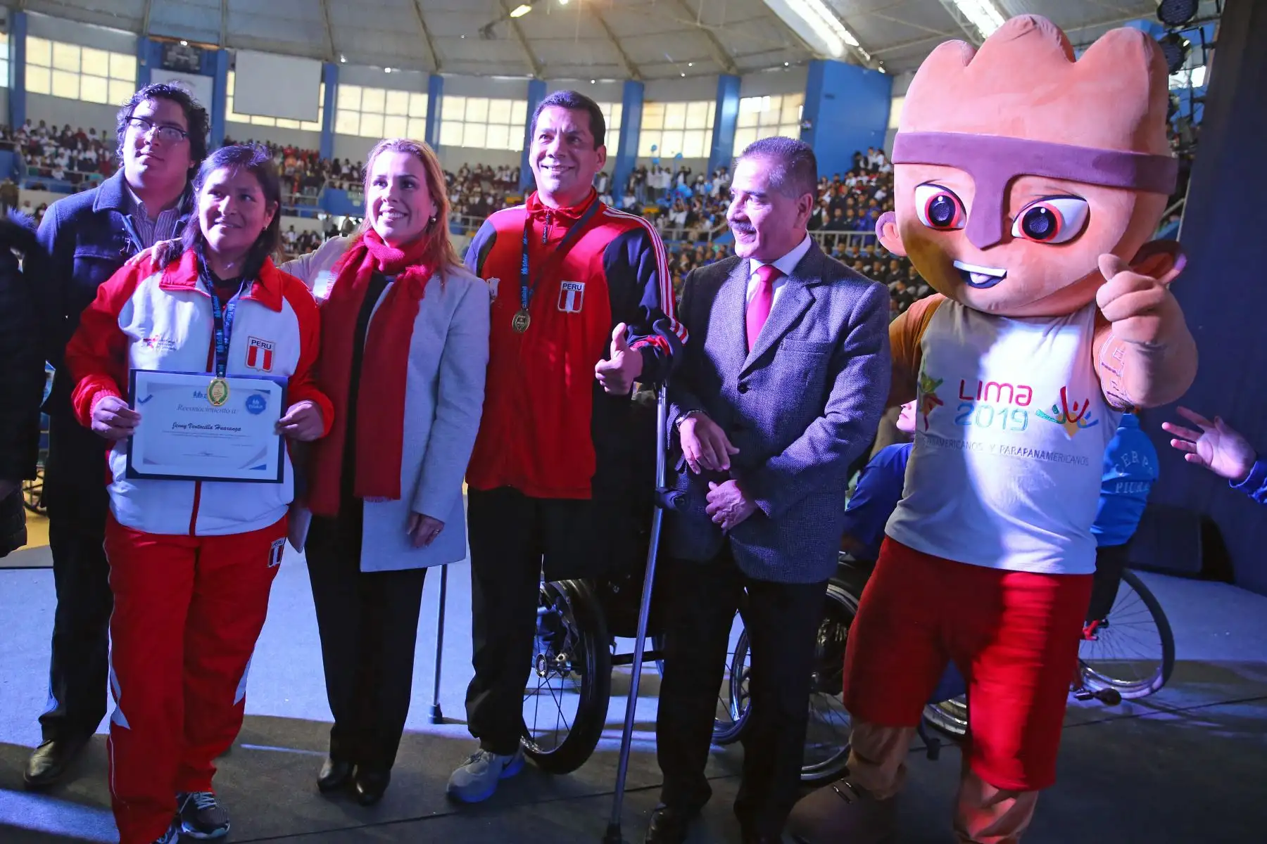 La presidenta ejecutiva de EsaSalud, Fiorella Molinelli  entrega un merecido reconocimiento a deportistas asegurados que participarán en los Juegos Parapanamericanos Lima 2019,
 Foto: ANDINA/Vidal Tarqui