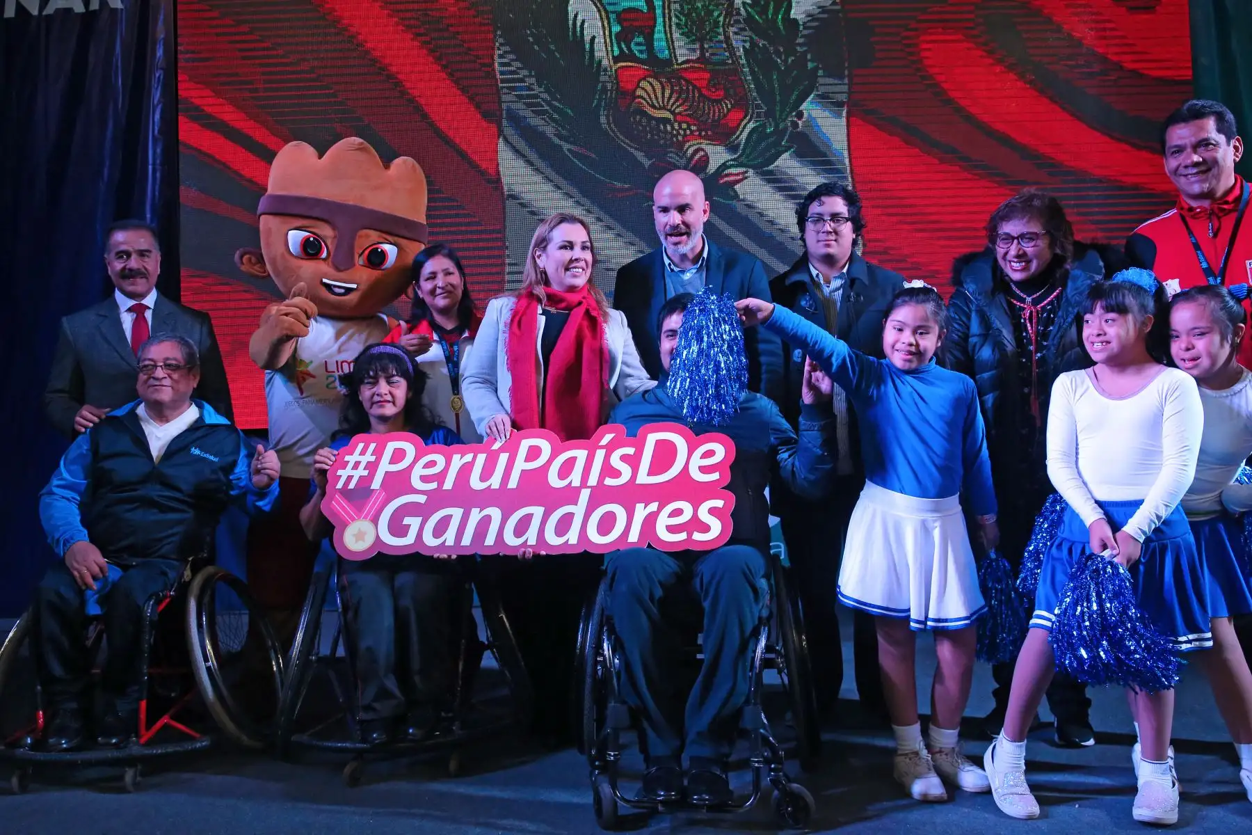 La presidenta ejecutiva de EsaSalud, Fiorella Molinelli  entrega un merecido reconocimiento a deportistas asegurados que participarán en los Juegos Parapanamericanos Lima 2019,
 Foto: ANDINA/Vidal Tarqui