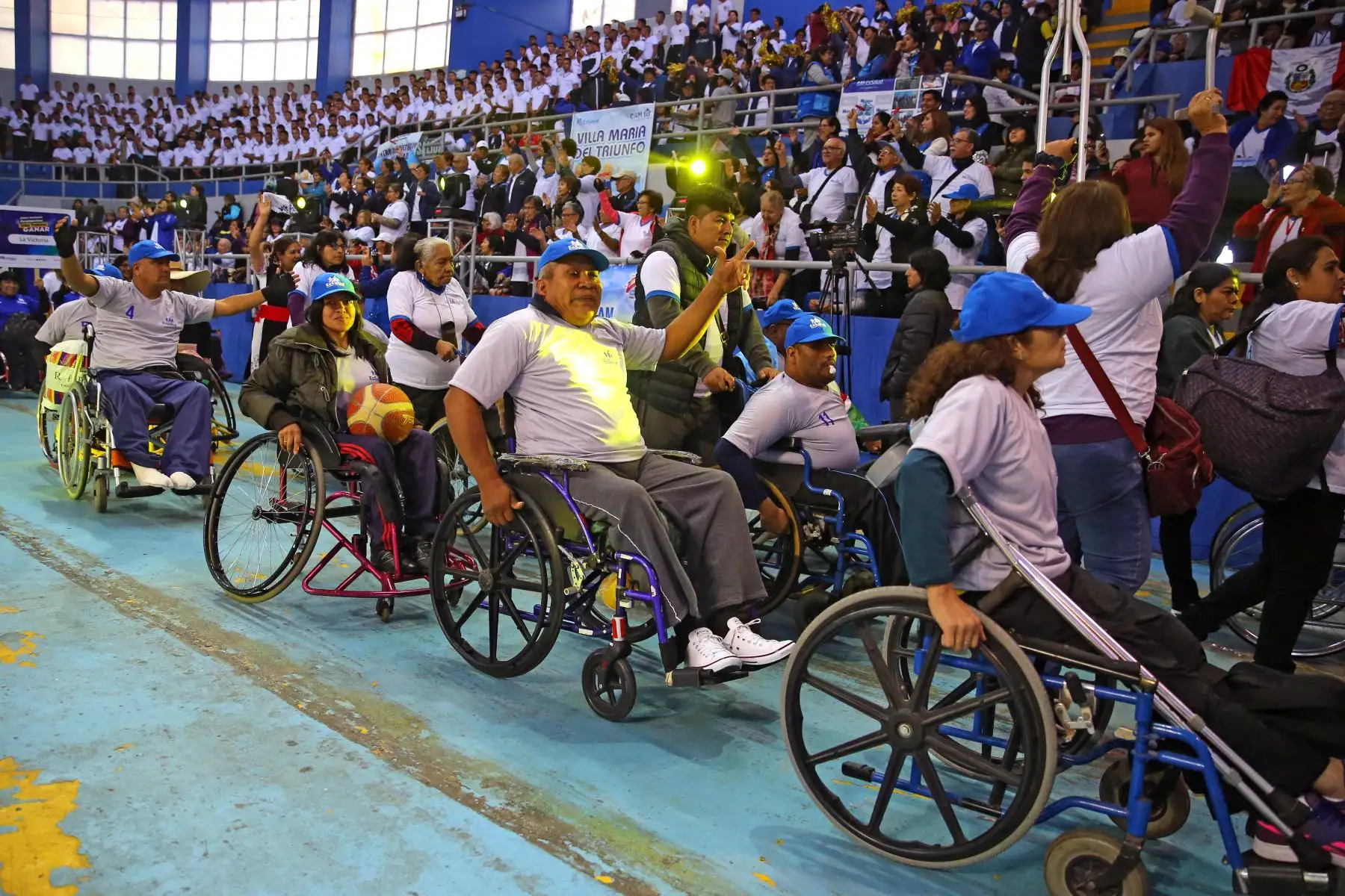 La presidenta ejecutiva de EsaSalud, Fiorella Molinelli  entrega un merecido reconocimiento a deportistas asegurados que participarán en los Juegos Parapanamericanos Lima 2019,
 Foto: ANDINA/Vidal Tarqui
