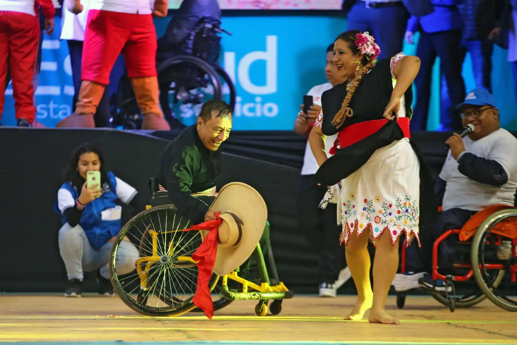 La presidenta ejecutiva de EsaSalud, Fiorella Molinelli  entrega un merecido reconocimiento a deportistas asegurados que participarán en los Juegos Parapanamericanos Lima 2019,
 Foto: ANDINA/Vidal Tarqui