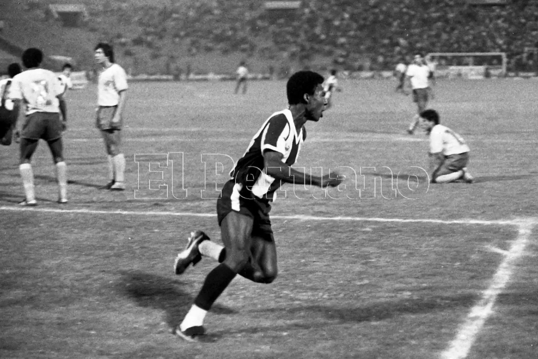 Lima - 15 julio 1987 / El delantero Luis Escobar anota un gol en el partido en que  Alianza Lima superó a San Agustín en el estadio Alejandro Villanueva por el torneo descentralizado.