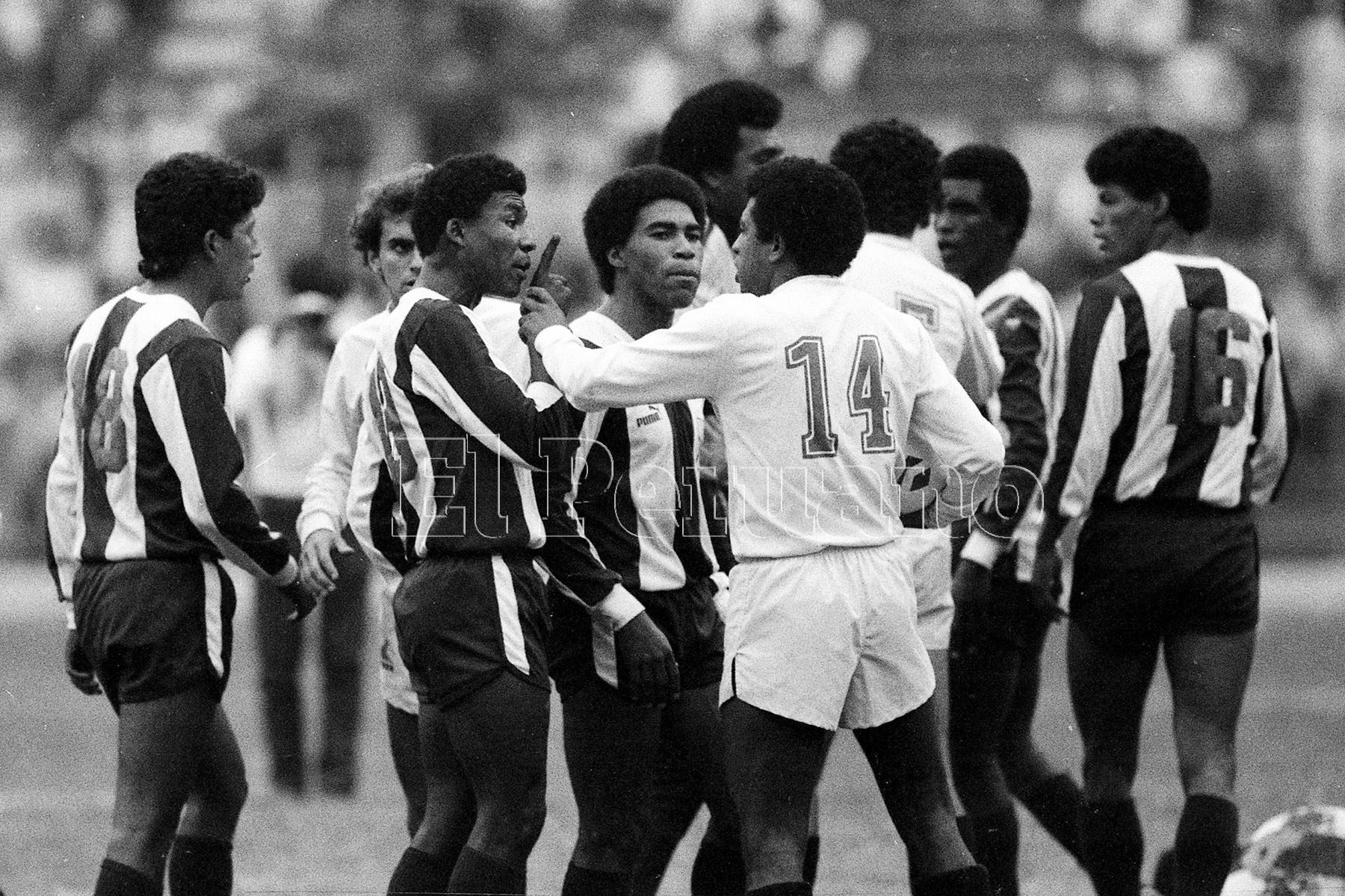Lima - 1 noviembre 1987 / El delantero aliancista Luis Escobar en el encuentro entre Alianza Lima y Universitario. El cuadro aliancista ganó el clásico 1-0 con gol del "Potrillo".