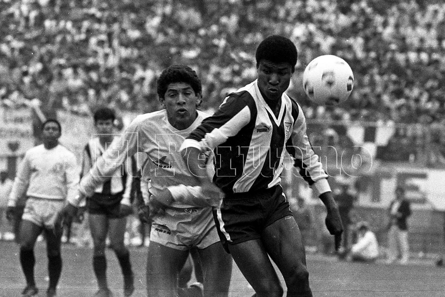 Lima - 1 noviembre 1987 / El delantero aliancista Luis Escobar supera a sus marcadores durante el encuentro entre Alianza Lima y Universitario. El cuadro aliancista ganó el clásico 1-0 con gol del "Potrillo".