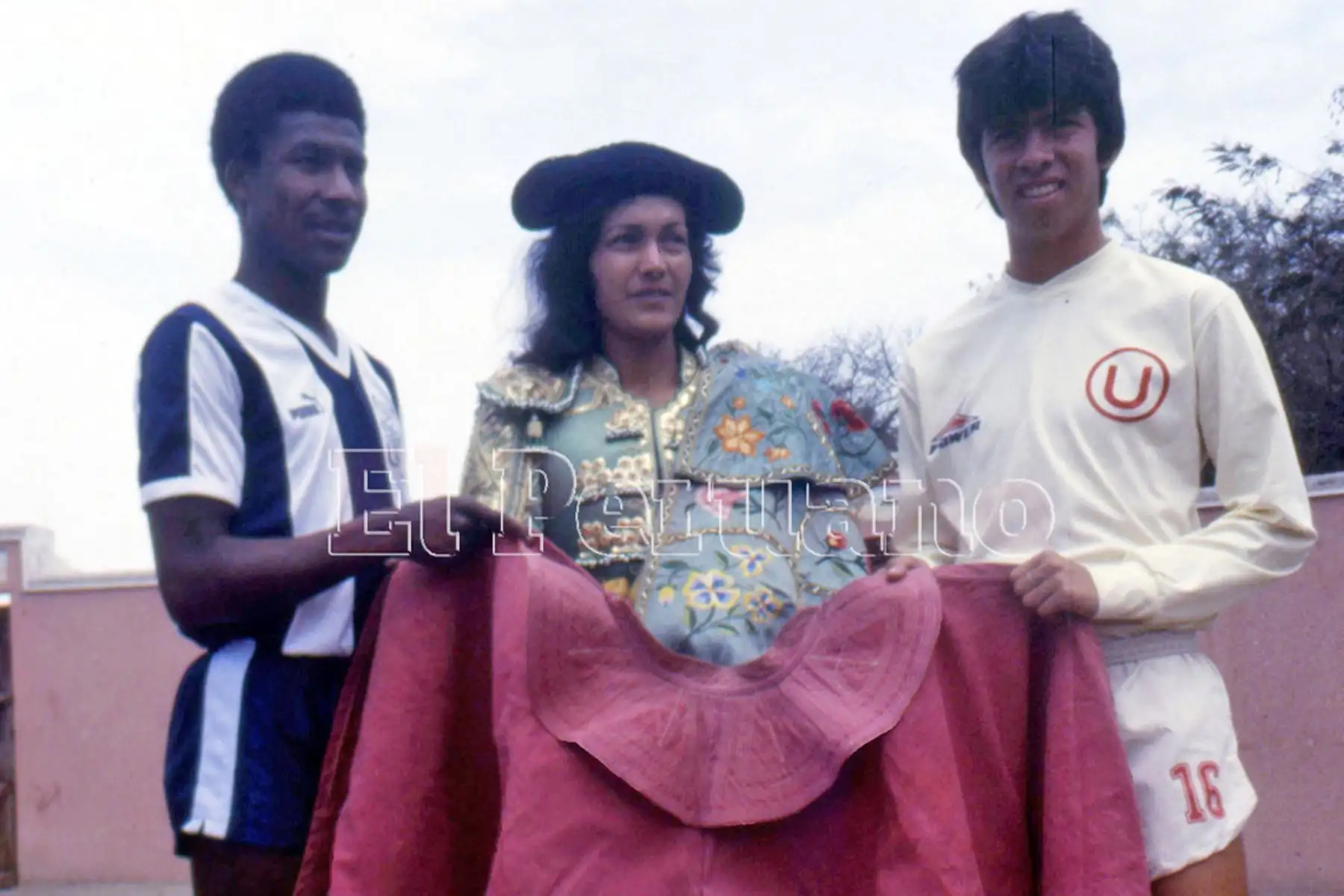 Lima - 1987 / Luis Escobar y Alfonso "Puchungo" Yáñez, en una producción especial del diario La Crónica entes de un clásico.