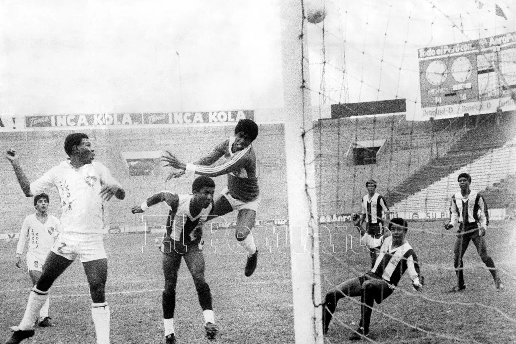 Lima - 16 agosto 1986 / Preciso instante en el que Luis Escobar le anota un gol al CNI de Iquitos por el torneo descentralizado.