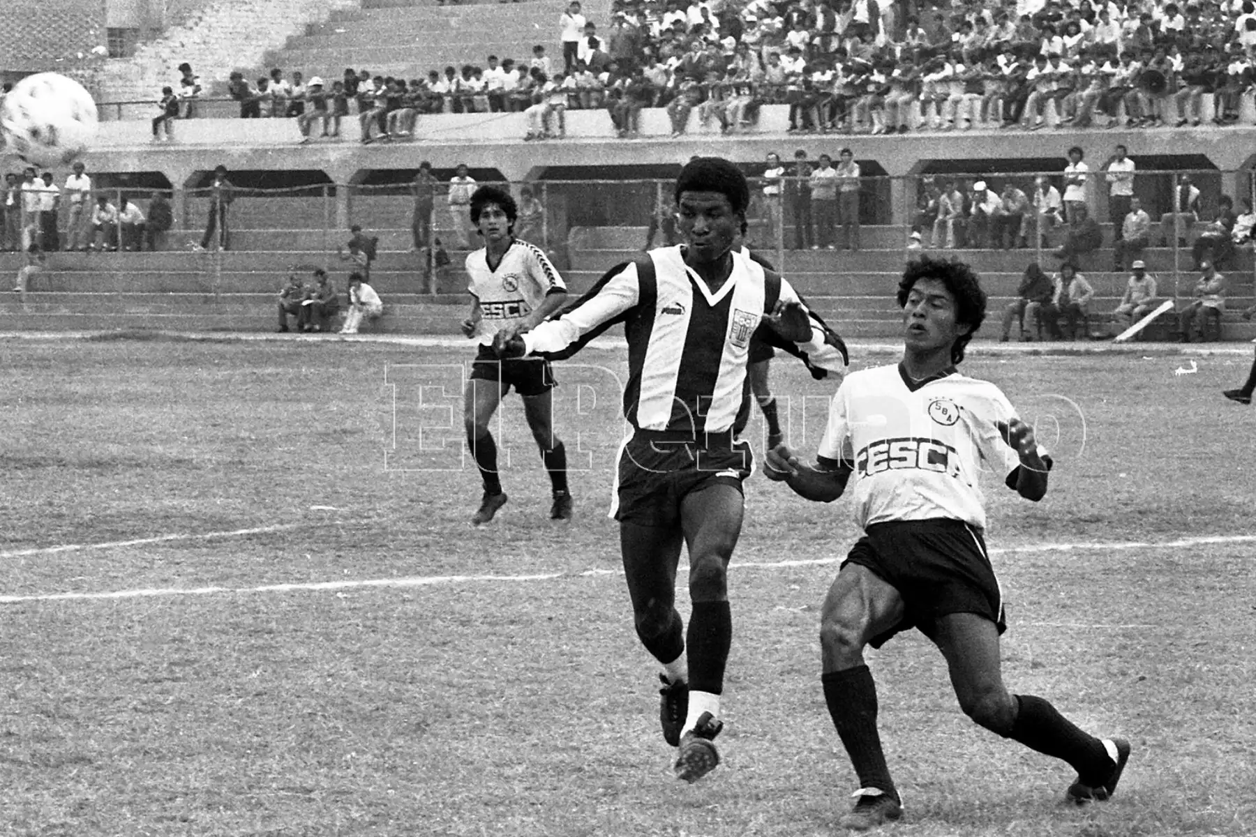 Callao - 7 junio 1987 / El delantero Luis Escobar durante el encuentro que sostuvieron Sport Boys y Alianza Lima por el torneo descentralizado.