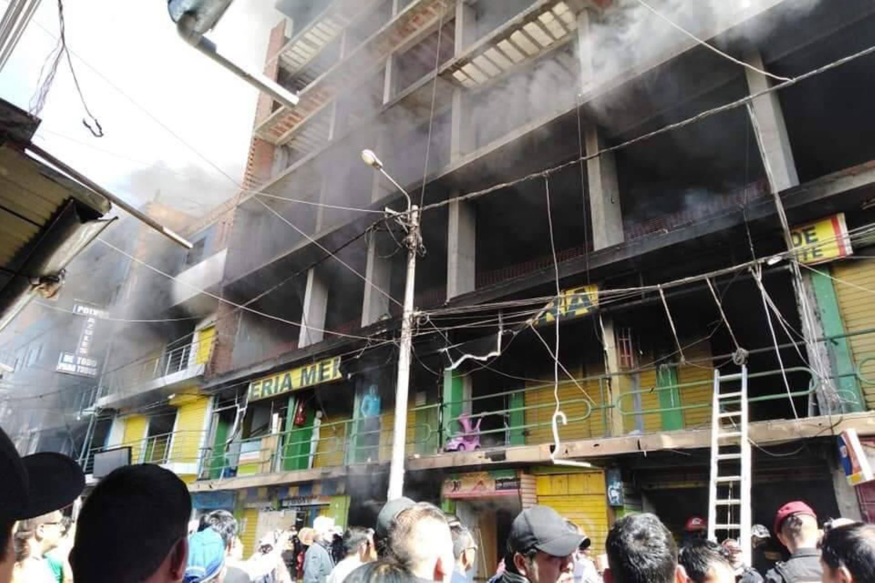 Incendio de grandes proporciones afecta a galería comercial Polvos Azules de la ciudad de Huánuco. ANDINA/Difusión