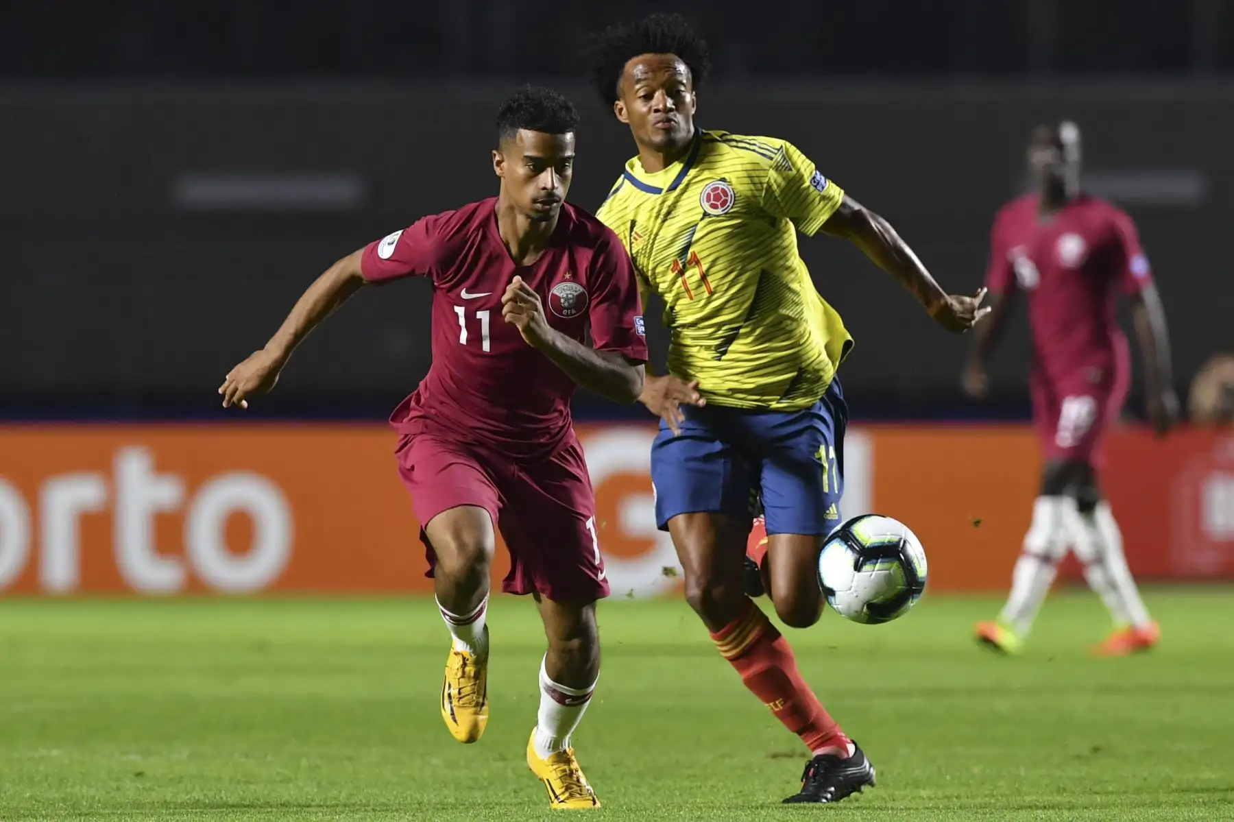 Akram Afif (L), de Qatar, y Juan Guillermo Cuadrado, de Colombia, compiten por el balón durante su partido de torneo de fútbol de la Copa América 2019.
Foto: AFP