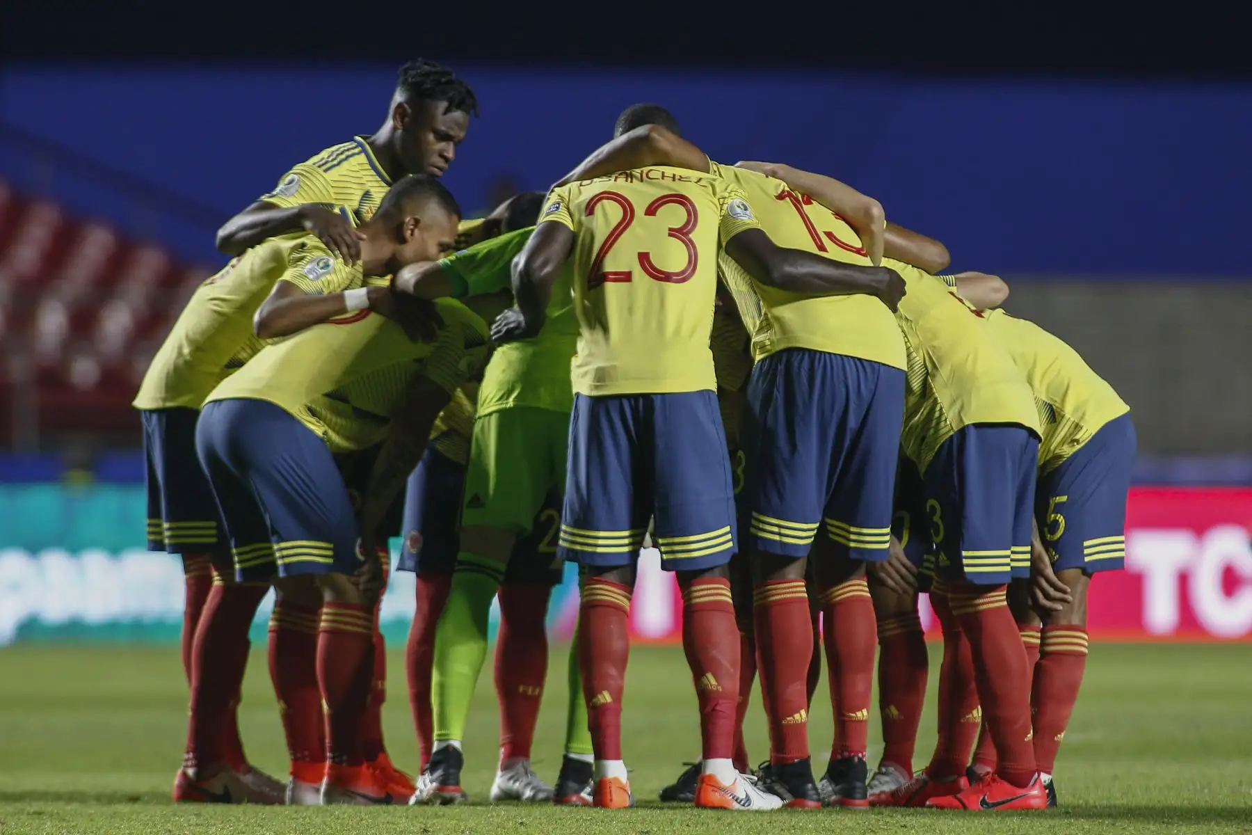 Los jugadores de Colombia se reúnen antes del inicio de su partido de torneo de fútbol de la Copa América contra Qatar en el estadio Cicero Pompeu de Toledo  en Sao Paulo, Brasil.
Foto: AFP