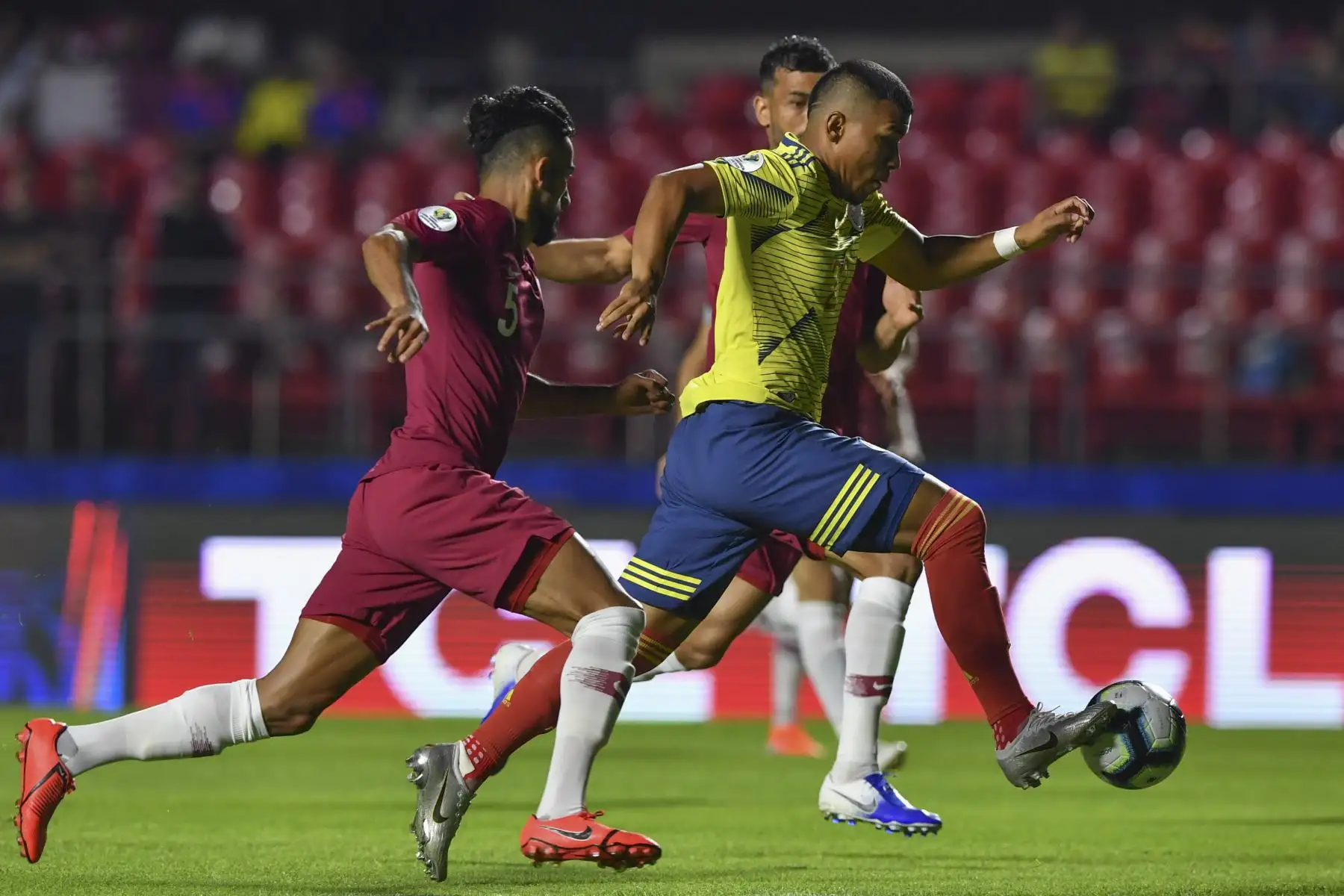 Roger Martinez (R) de Colombia está marcado por Tareq Salman (L) de Qatar durante su partido de torneo de fútbol de la Copa América en el estadio Cicero Pompeu de Toledo, también  2019.
Foto : AFP