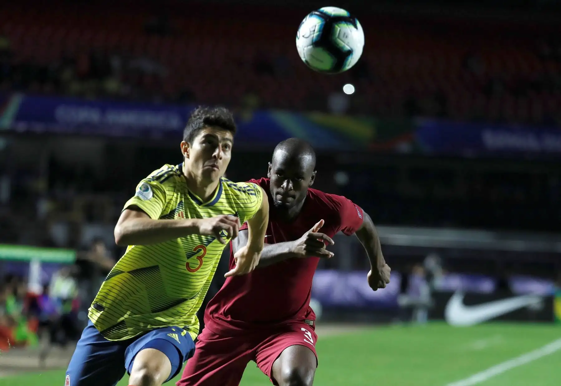 El jugador de Colombia Stefan Medina (i) disputa el balón con Abdelkarim Fadlalla de Catar , durante el partido Colombia-Catar del Grupo B de la Copa América de Fútbol 2019.
Foto: EFE