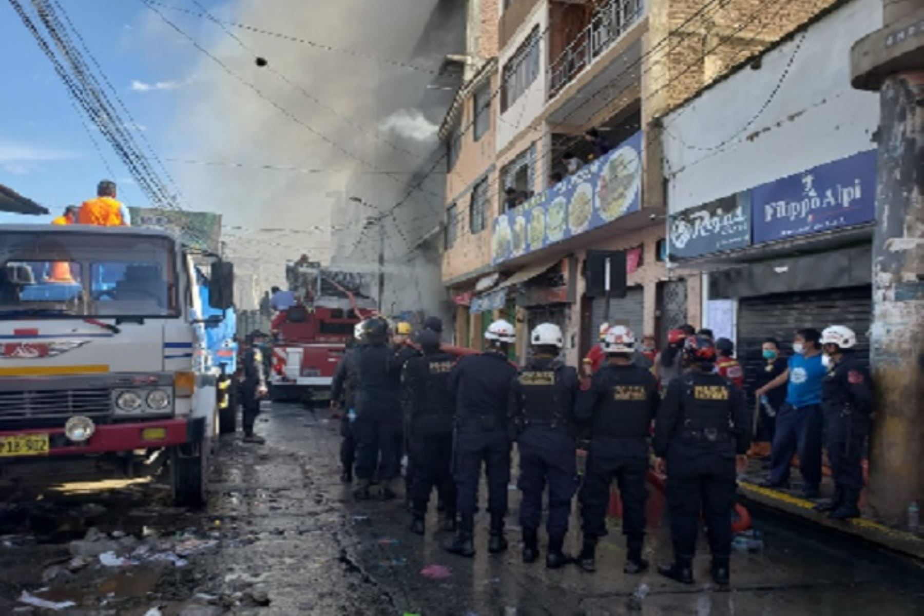El incendio que se registró desde tempranas horas de hoy en la galería Polvos Azules, ubicada en el jirón San Martín, cuadra 8, región Huánuco, y que fue clasificado como código 3, se encuentra controlado, informó el Centro de Operaciones de Emergencia Nacional (COEN).