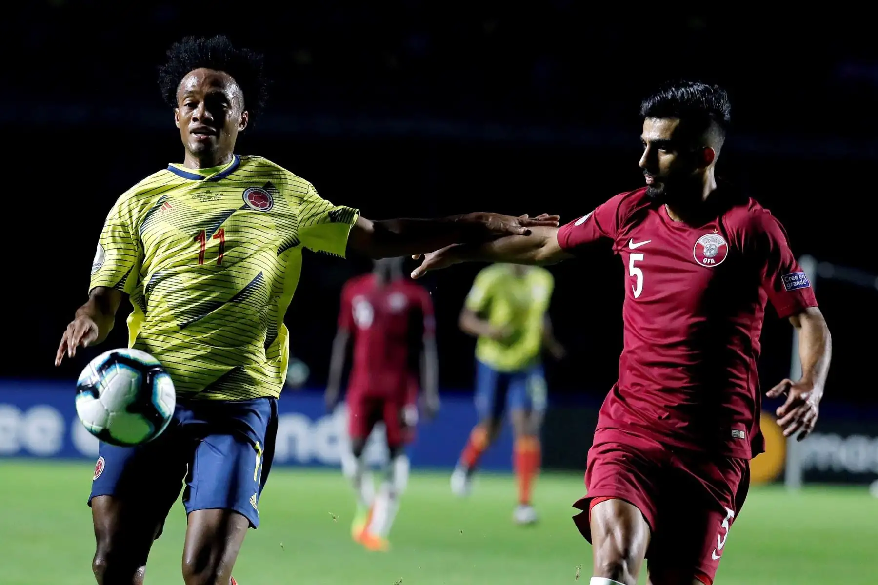 El jugador de Colombia Juan Cuadrado (i) disputa el balón con Tarek Salman de Catar durante el partido Colombia-Catar del Grupo B de la Copa América de Fútbol 2019.
Foto: AFP