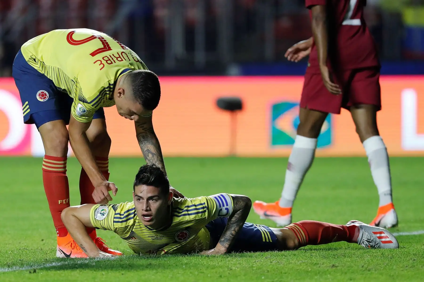 El jugador de Colombia James Rodríguez (abajo) cae durante el partido Colombia-Catar del Grupo B de la Copa América de Fútbol 2019.
Foto: FP