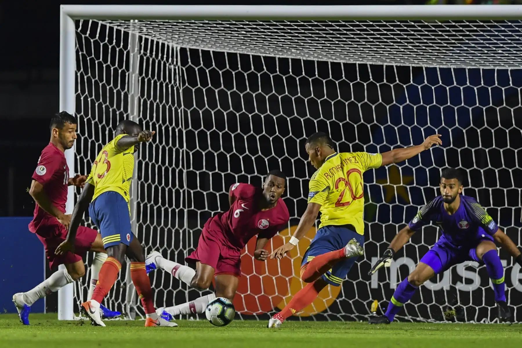Roger Martínez (2-R) de Colombia golpea el balón mientras el portero de Qatar Saad Sheeb (R) observa durante su partido de torneo de fútbol de la Copa América en el estadio Cicero Pompeu de Toledo  en Sao Paulo, Brasil.
Foto: AFP