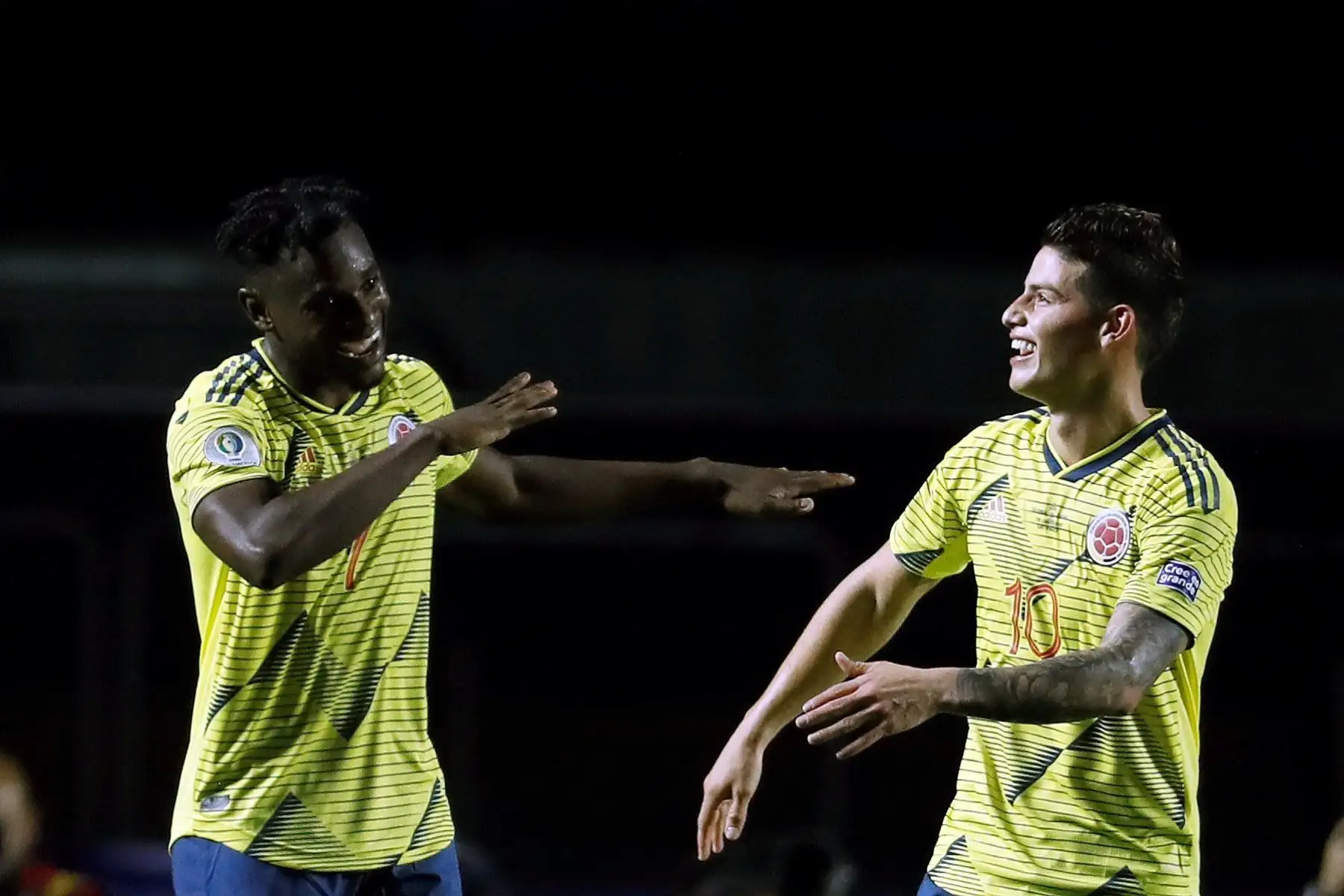 El jugador de Colombia Duvan Zapata (i) durante el partido Colombia-Catar del Grupo B de la Copa América de Fútbol 2019, en el Estadio Morumbi de São Paulo, Brasil.
Foto: EFE