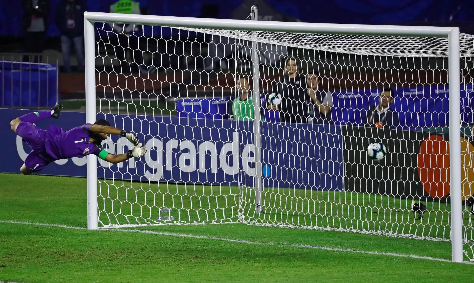 El arquero de Catar Saad Alsheeb recibe un gol durante el partido Colombia-Catar del Grupo B de la Copa América de Fútbol 2019.
Foto: AFP