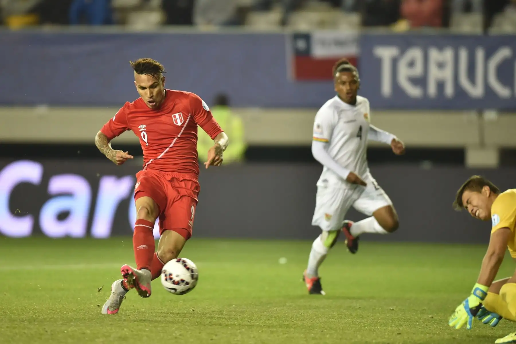 El delantero del Perú, Paolo Guerrero (L), marca el segundo gol contra Bolivia durante su partido de cuartos de final del campeonato de fútbol de la Copa América 2015, en Temuco, Chile, el 25 de junio de 2015. 
Foto : AFP