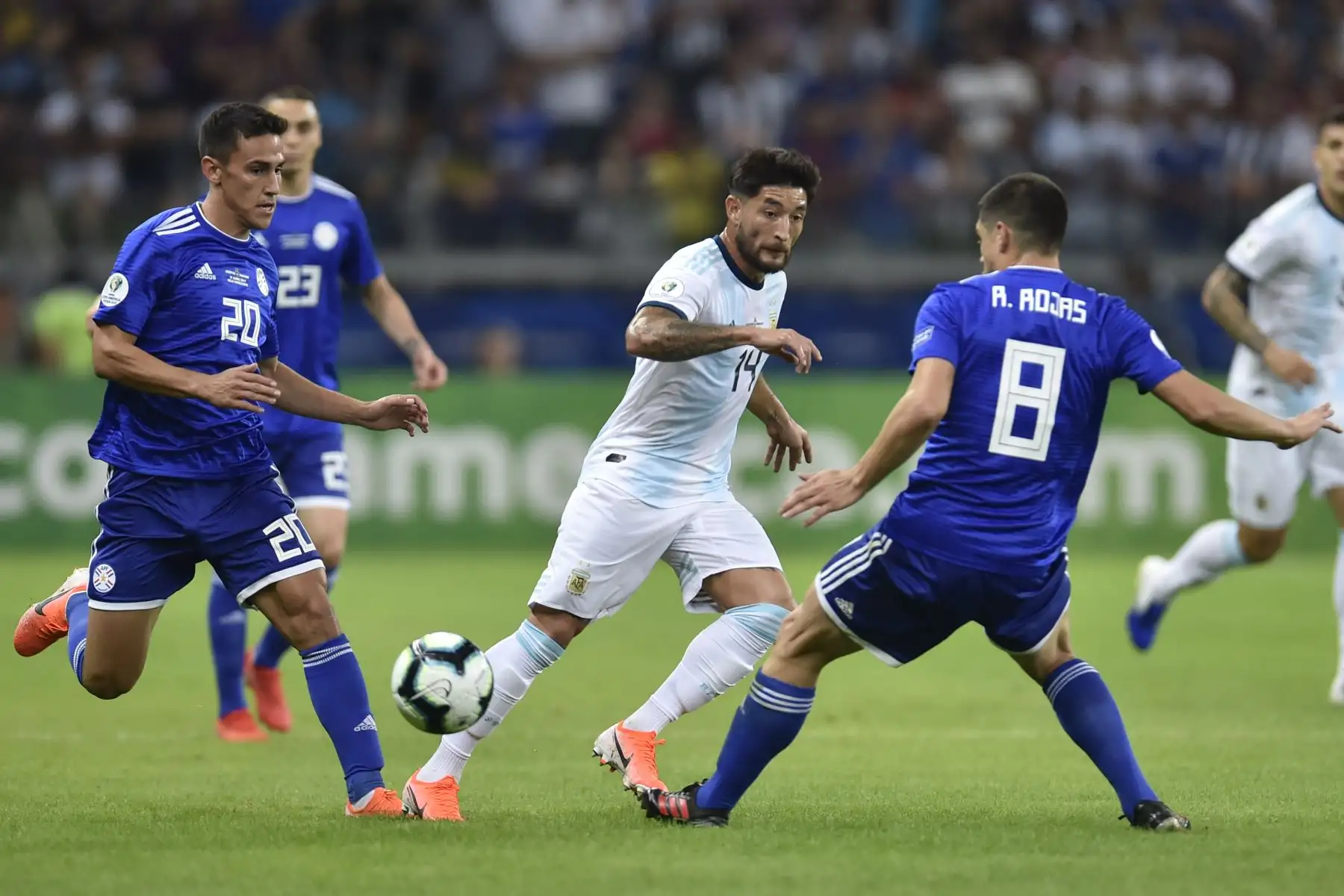 El argentino Milton Casco (C) está marcado por el paraguayo Matías Rojas (L) y Rodrigo Rojas durante su partido de torneo de fútbol de la Copa América en el estadio Mineirao en Belo Horizonte, Brasil.
Foto: AFP