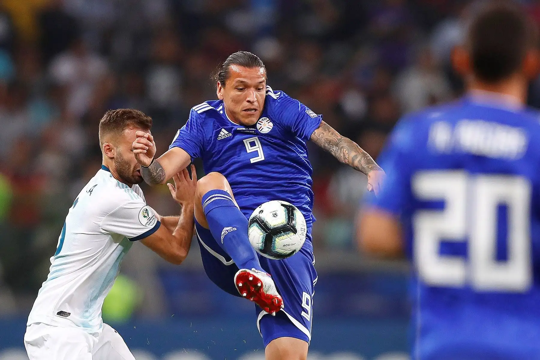 Federico Santander de Paraguay controla el balón durante el partido Argentina-Paraguay del Grupo B de la Copa América de Fútbol 2019.
Foto: AFP