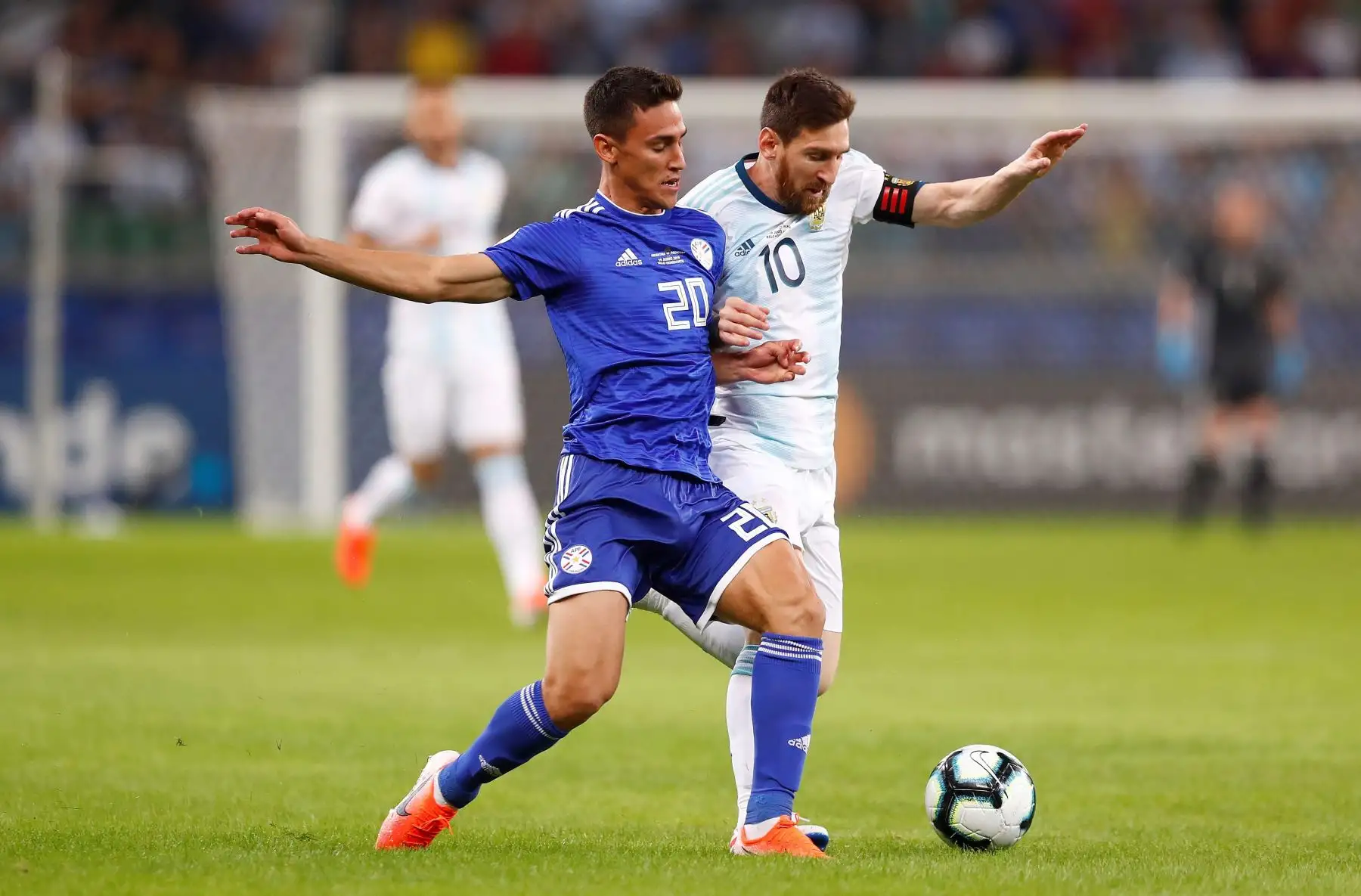 El jugador de Argentina Lionel Messi (d) disputa el balón con Matías Rojas de Paraguay durante el partido Argentina-Paraguay del Grupo B de la Copa América de Fútbol 2019.
Foto: AFP