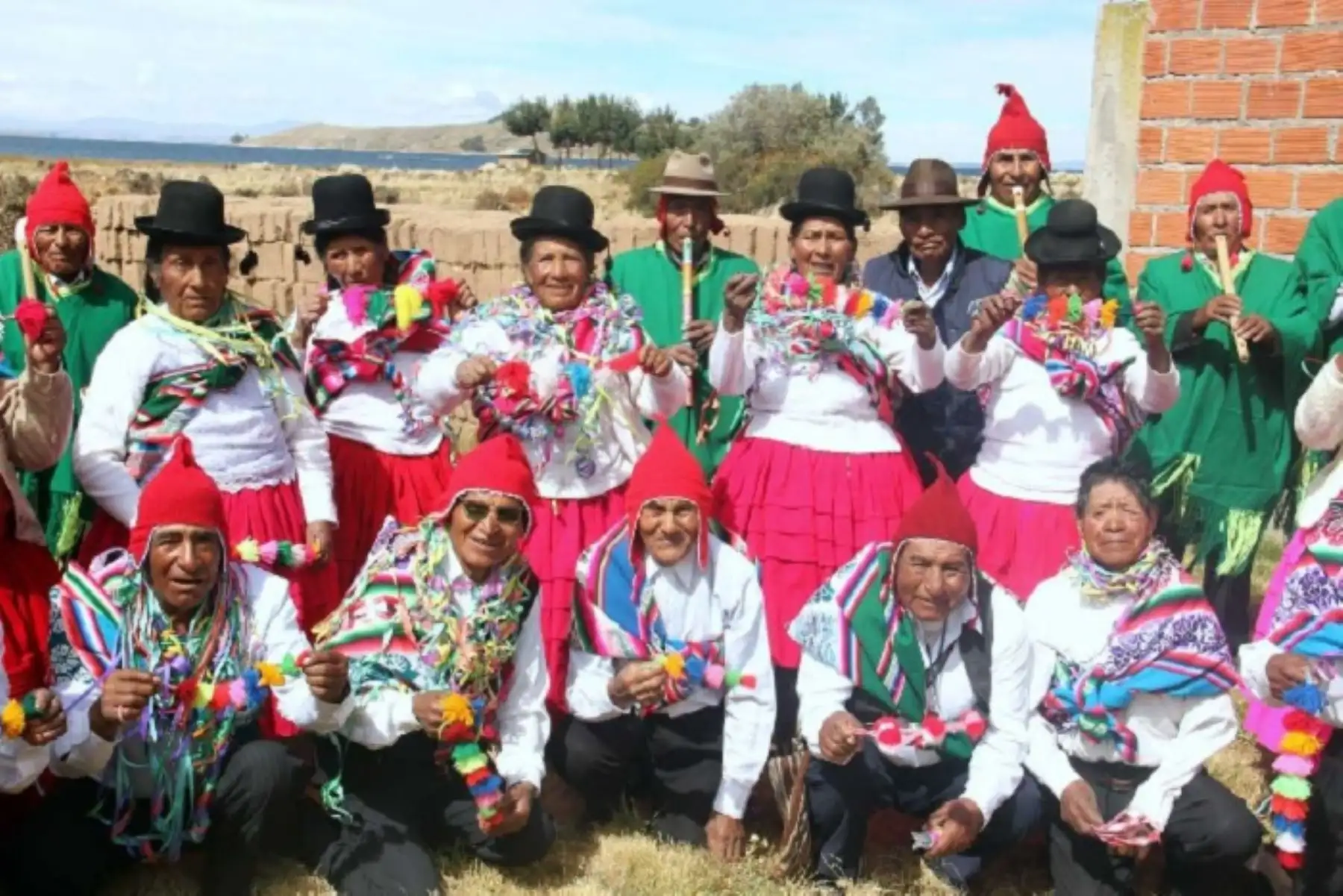A 3,852 metros sobre el nivel del mar, en el hito  02 de la línea de frontera Perú-Bolivia, en el distrito de Tinicachi, provincia de Yunguyo, región Puno, los adultos mayores del Gobierno Autónomo de Tito Yupanqui (Bolivia) y los usuarios del Programa Pensión 65 de Tinicachi, desarrollaron un encuentro de Saberes Productivos donde presentaron sus conocimientos ancestrales, los cuales ahora son compartidos con las nuevas generaciones de ambas naciones.