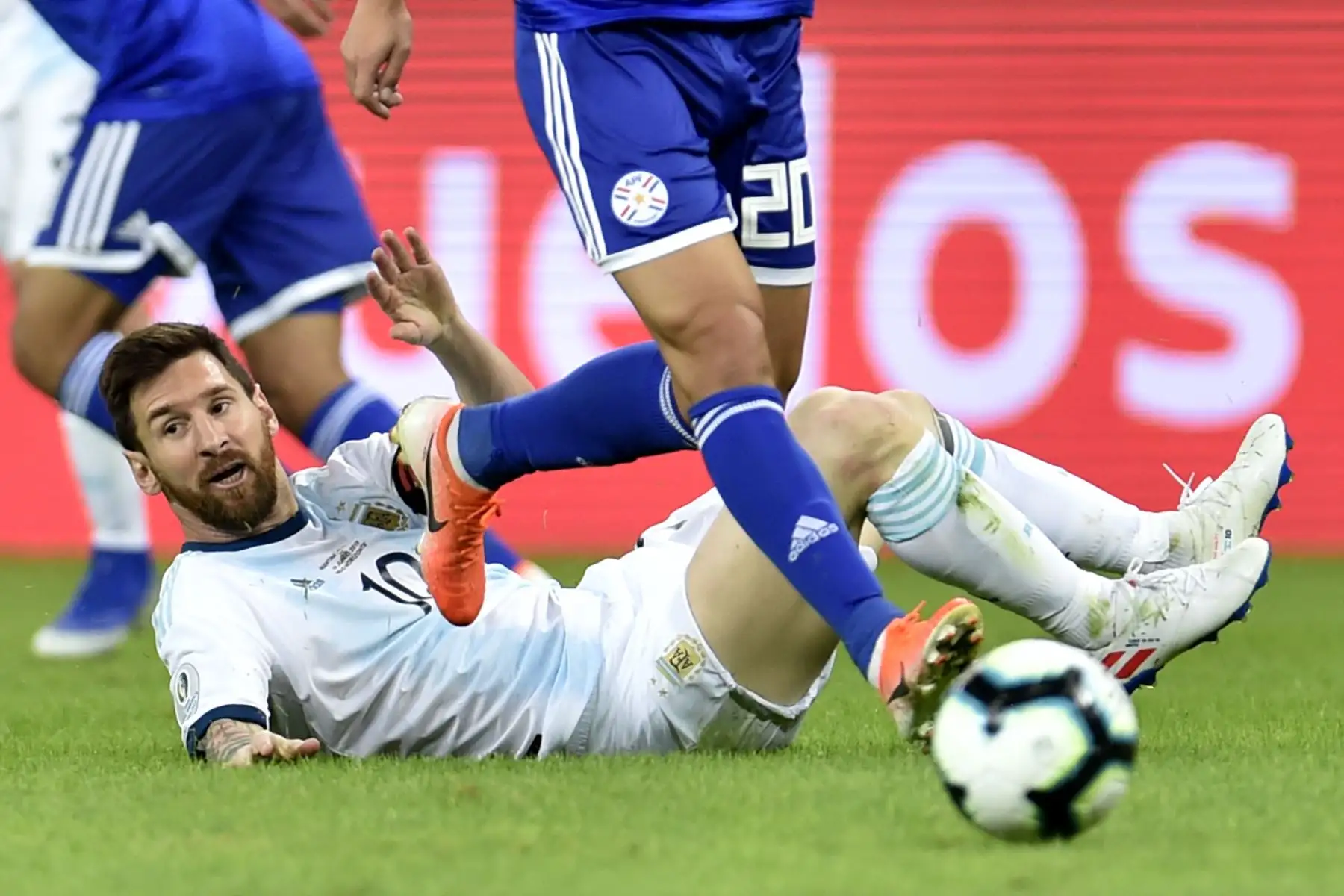 Lionel Messi, de Argentina, se encuentra en el suelo durante el partido del torneo de fútbol de la Copa América contra Paraguay en el estadio Mineirao en Belo Horizonte, Brasil.
Foto: AFP