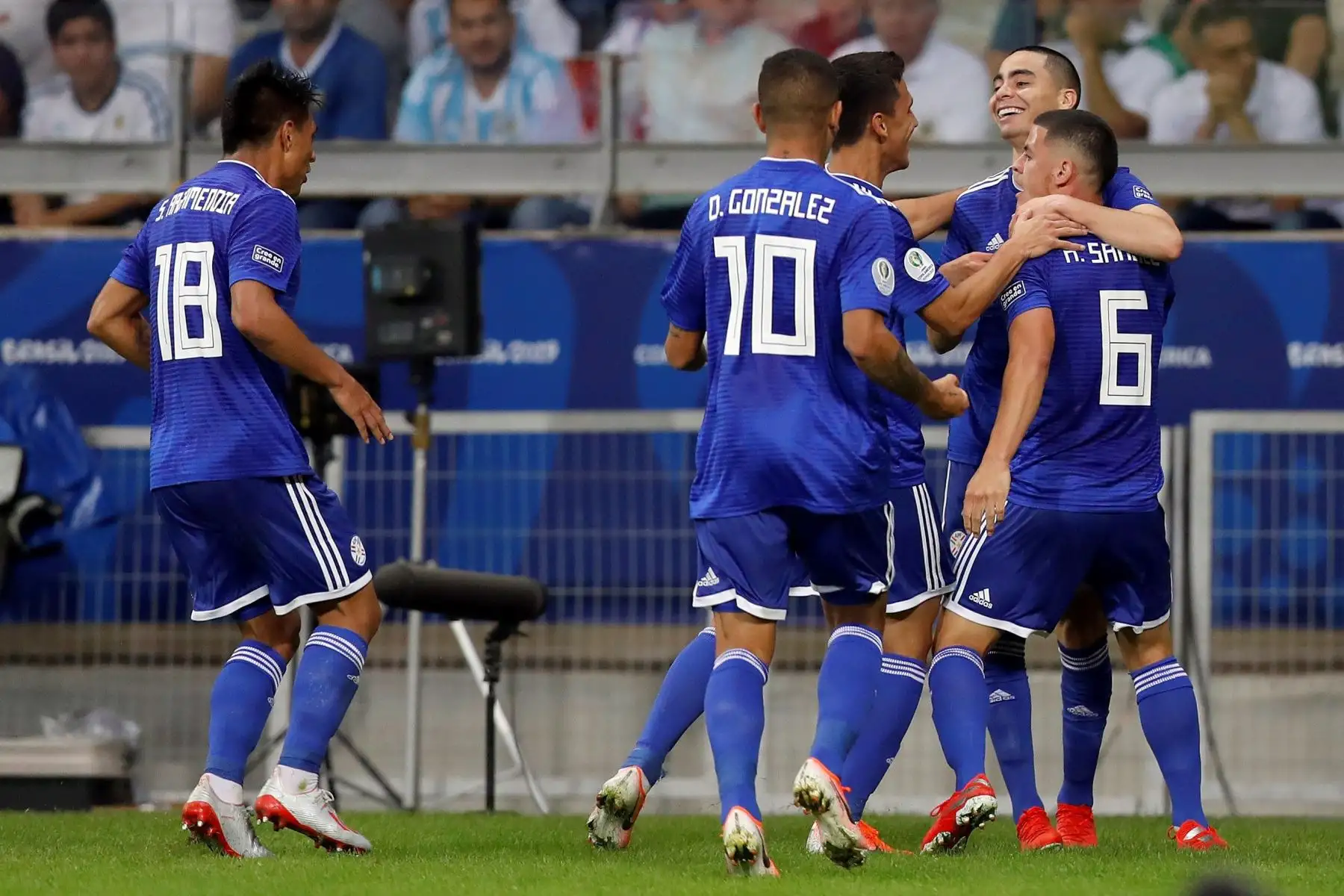 Jugadores de Paraguay celebran un gol durante el partido Argentina-Paraguay del Grupo B de la Copa América de Fútbol 2019, en el Estadio Mineirão de Bello Horizonte, Brasil.
Foto: AFP