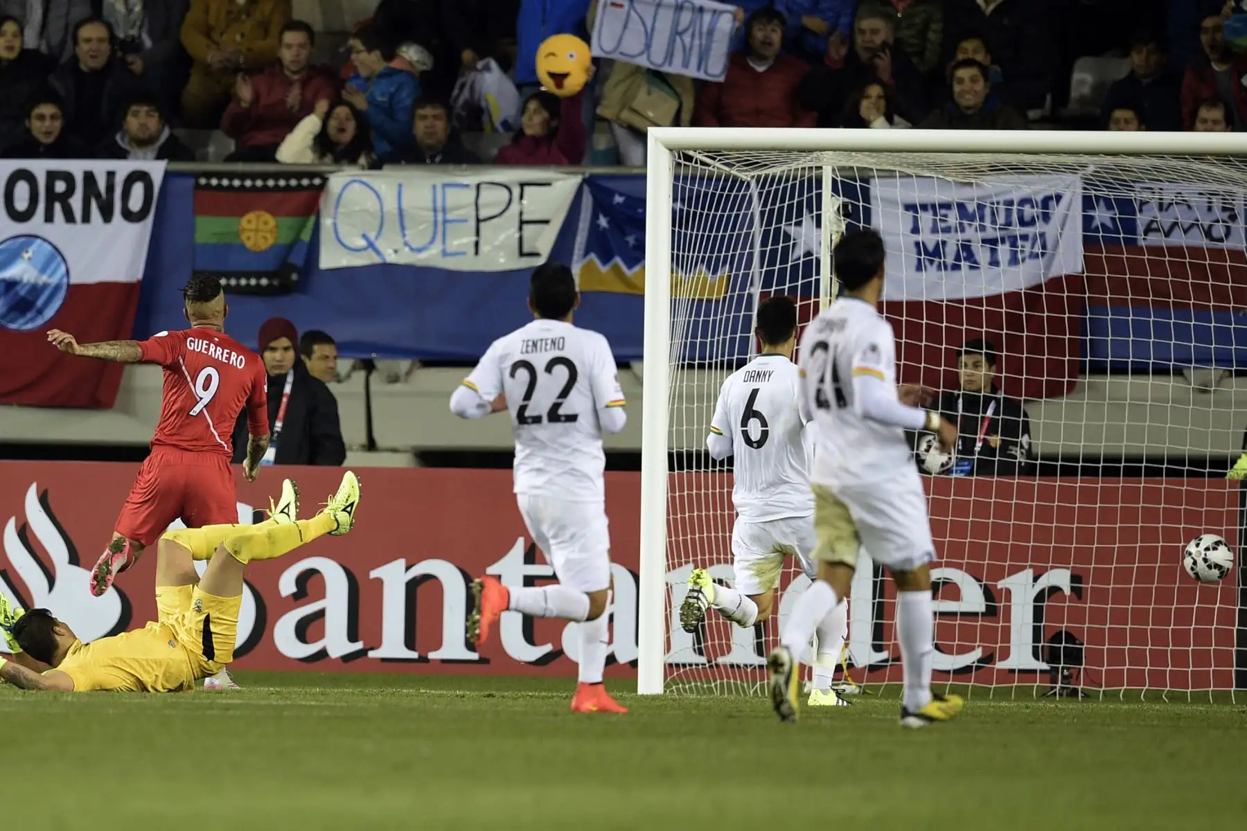 El delantero del Perú Paolo Guerrero (9, L) marca el segundo gol contra Bolivia durante su partido de cuartos de final del campeonato de fútbol de la Copa América 2015, en Temuco, Chile, el 25 de junio de 2015. 
Foto: AFP
