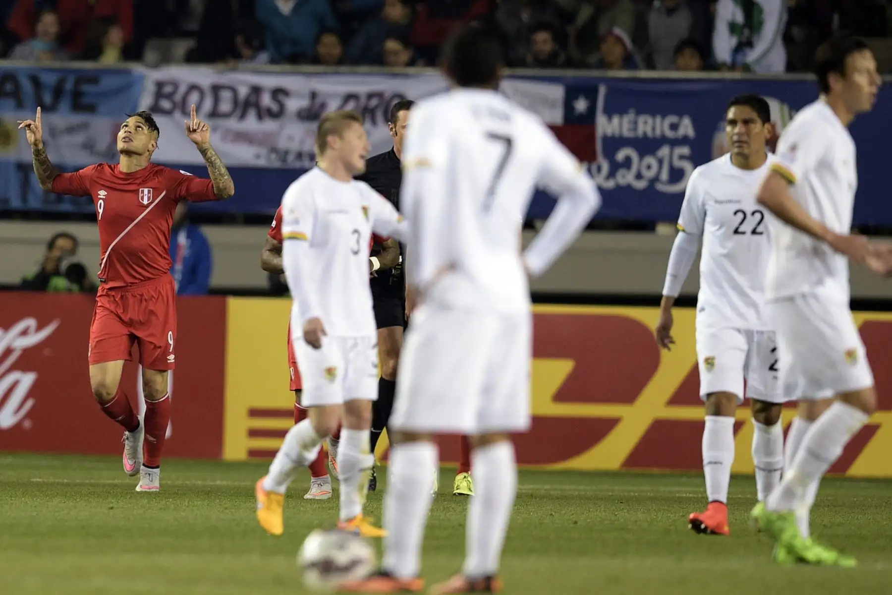 El delantero del Perú Paolo Guerrero (9, L) marca el segundo gol contra Bolivia durante su partido de cuartos de final del campeonato de fútbol de la Copa América 2015, en Temuco, Chile, el 25 de junio de 2015. 
Foto: AFP