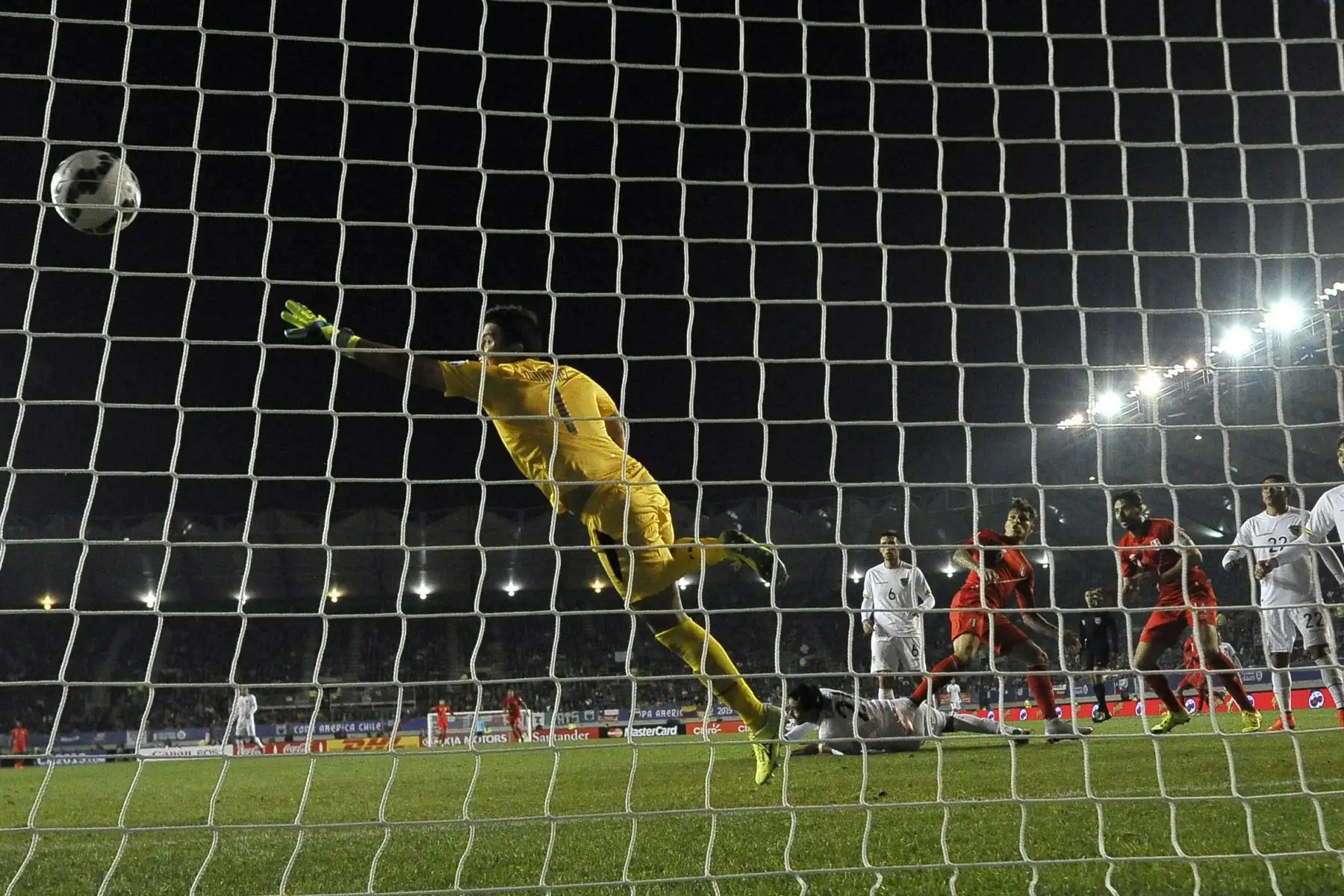 El delantero del Perú, Paolo Guerrero (4-R), supera al portero de Bolivia Romel Quinonez durante su partido de cuartos de final del campeonato de fútbol de la Copa América 2015, en Temuco, Chile, el 25 de junio de 2015. 
Foto: AFP