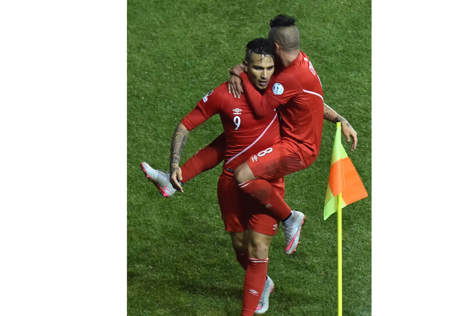 El delantero del Perú Paolo Guerrero (L) celebra con el mediocampista peruano Christian Cueva luego de anotar contra Bolivia durante su partido de cuartos de final del campeonato de fútbol de la Copa América 2015, en Temuco, Chile, el 25 de junio de 2015.
Foto: AFP