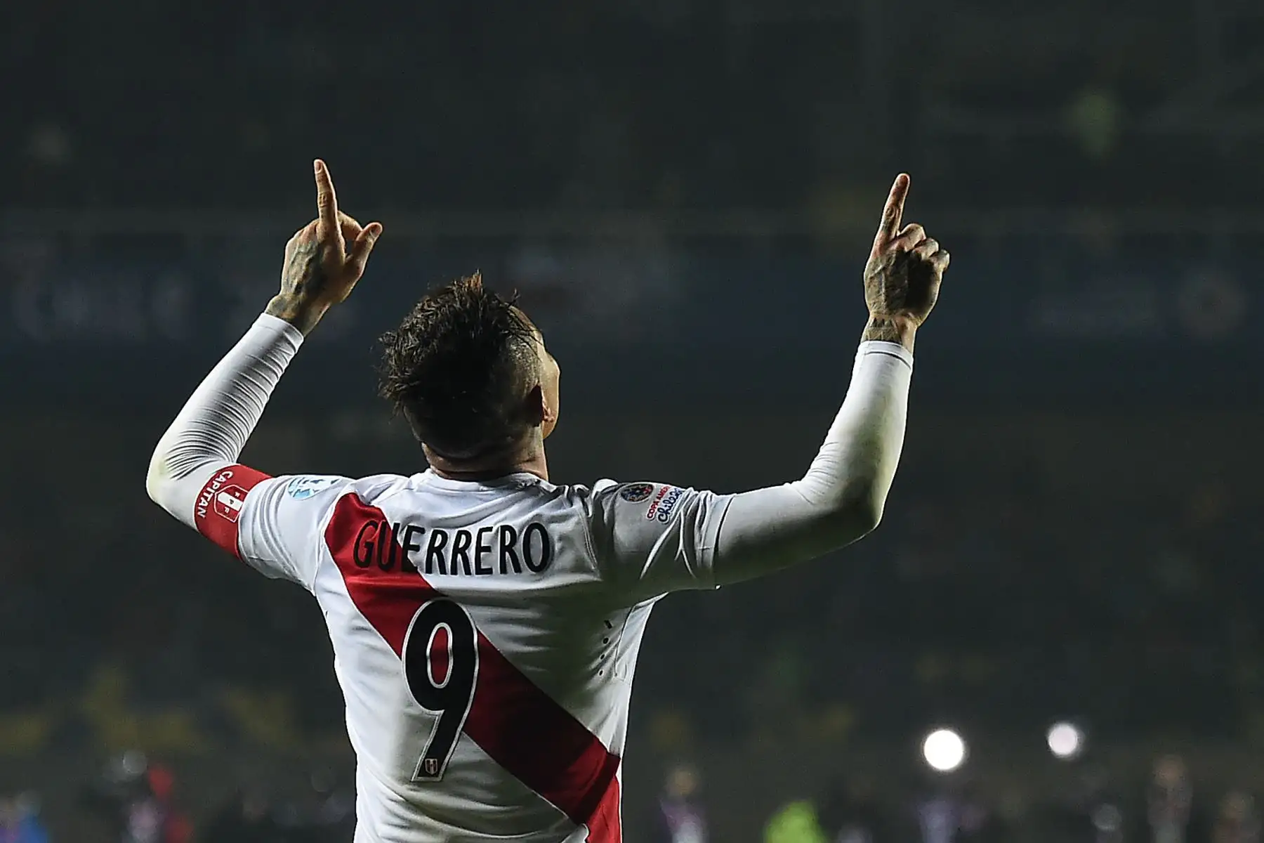 El delantero del Perú, Paolo Guerrero, celebra después de marcar contra Paraguay durante el tercer partido de fútbol de la Copa América en Concepción, Chile, el 3 de julio de 2015. 
Foto: AFP