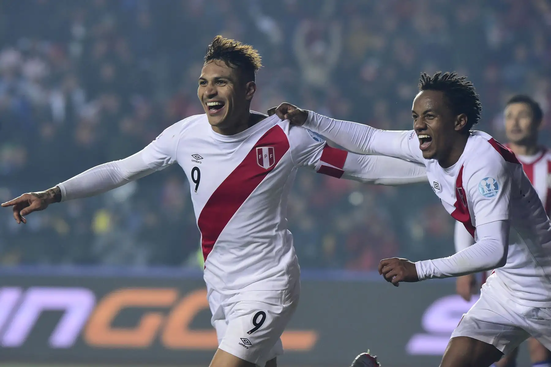 El delantero del Perú Paolo Guerrero (L) celebra con su compañero Andre Carrillo (R) luego de marcar ante Paraguay durante el tercer partido de fútbol de la Copa América en Concepción, Chile el 3 de julio de 2015. 
Foto: AFP