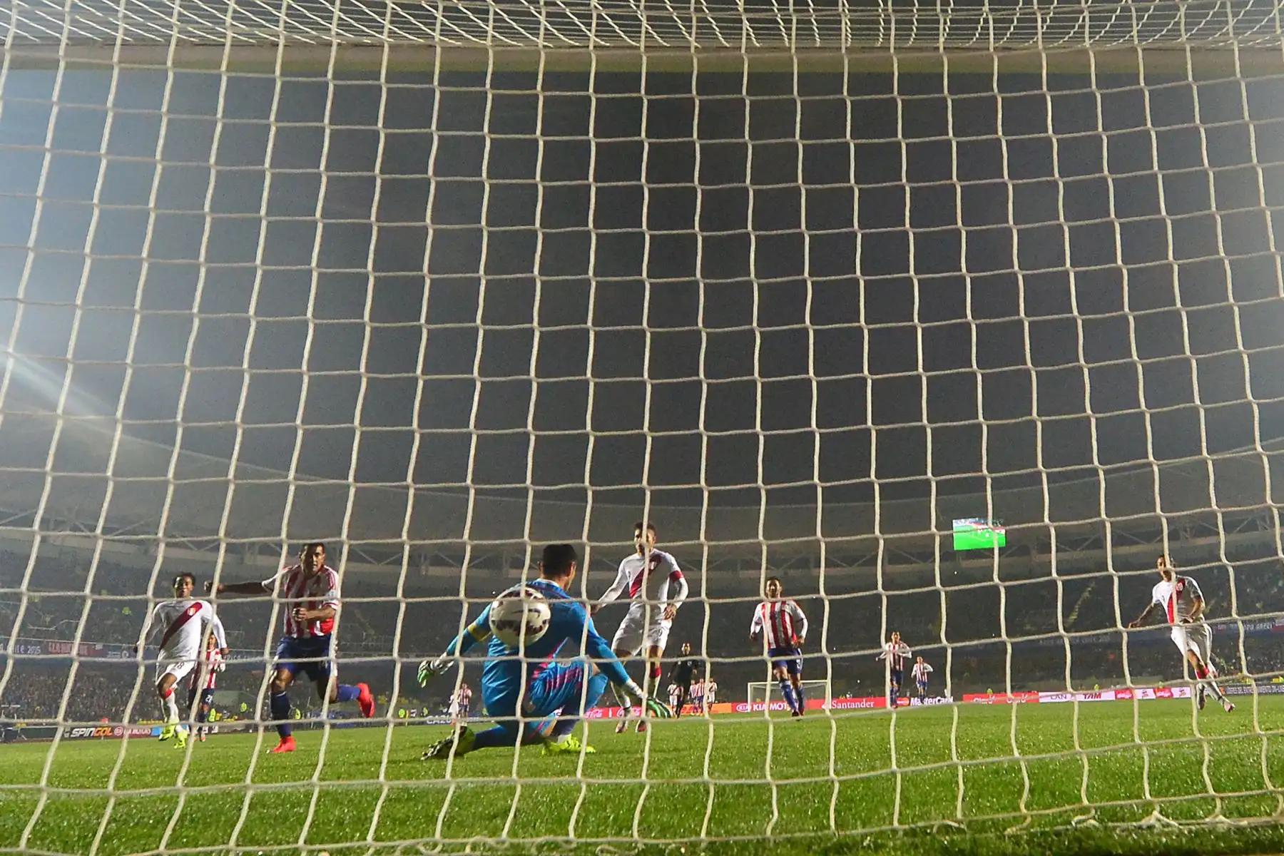 El delantero del Perú, Paolo Guerrero (C-R), supera al portero de Paraguay, Justo Villar, durante su tercer partido de fútbol de la Copa América en Concepción, Chile, el 3 de julio de 2015. Perú ganó 2-0. 
Foto: AFP