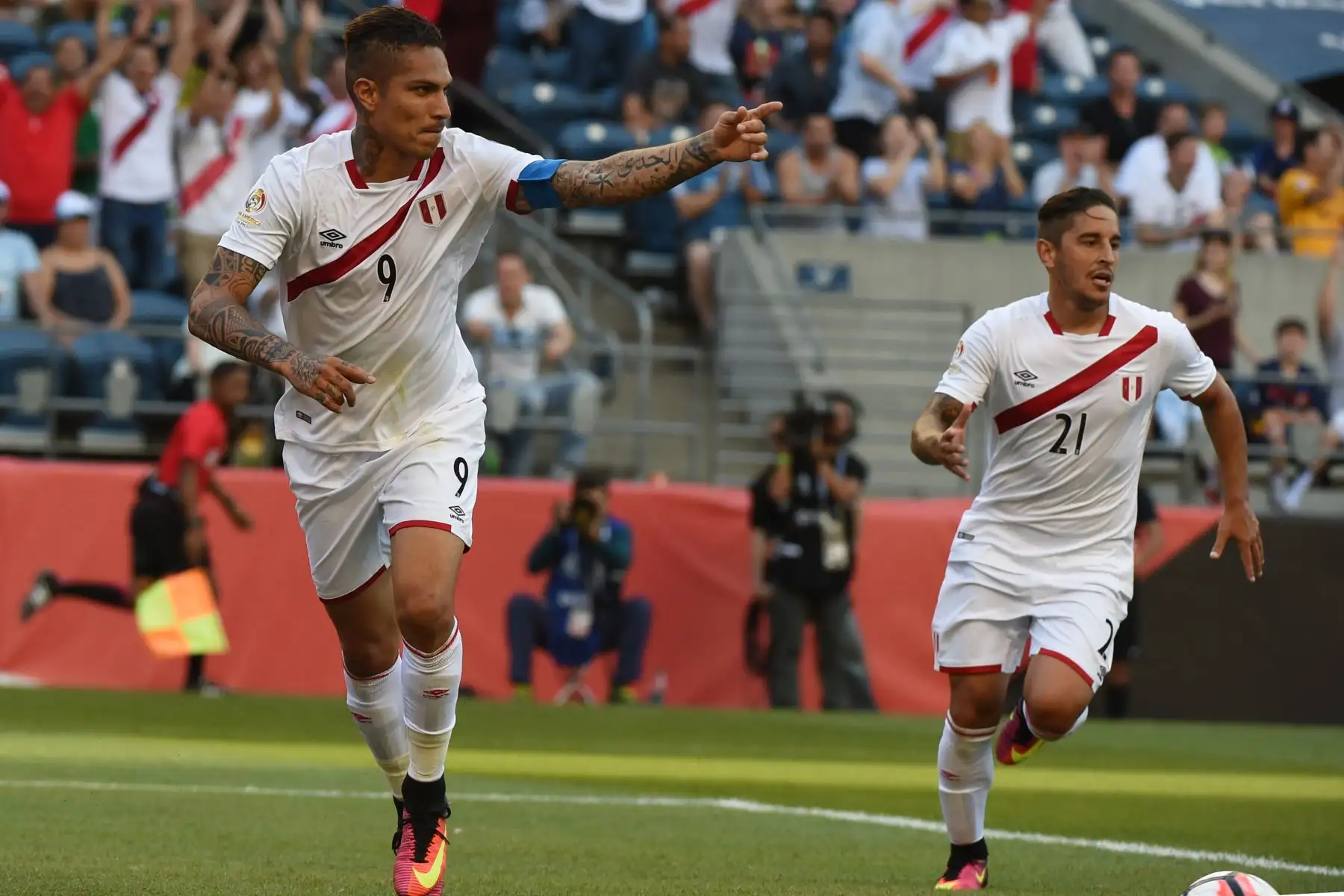Paolo Guerrero (L) de Perú celebra junto a Alejandro Hohberg de Perú luego de marcar contra Haití durante el torneo de fútbol de la Copa América Centenario en Seattle, Washington, Estados Unidos, el 4 de junio de 2016. 
Foto: AFP