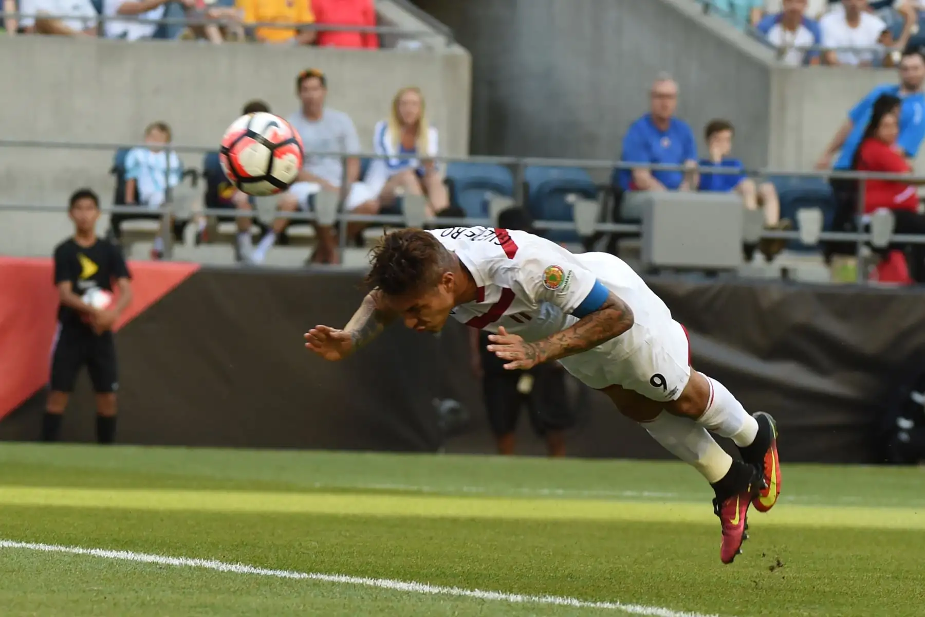 Paolo Guerrero, de Perú, se dirige a anotar contra Haití durante el torneo de fútbol de Copa América Centenario en Seattle, Washington, Estados Unidos, el 4 de junio de 2016. 
Foto: AFP