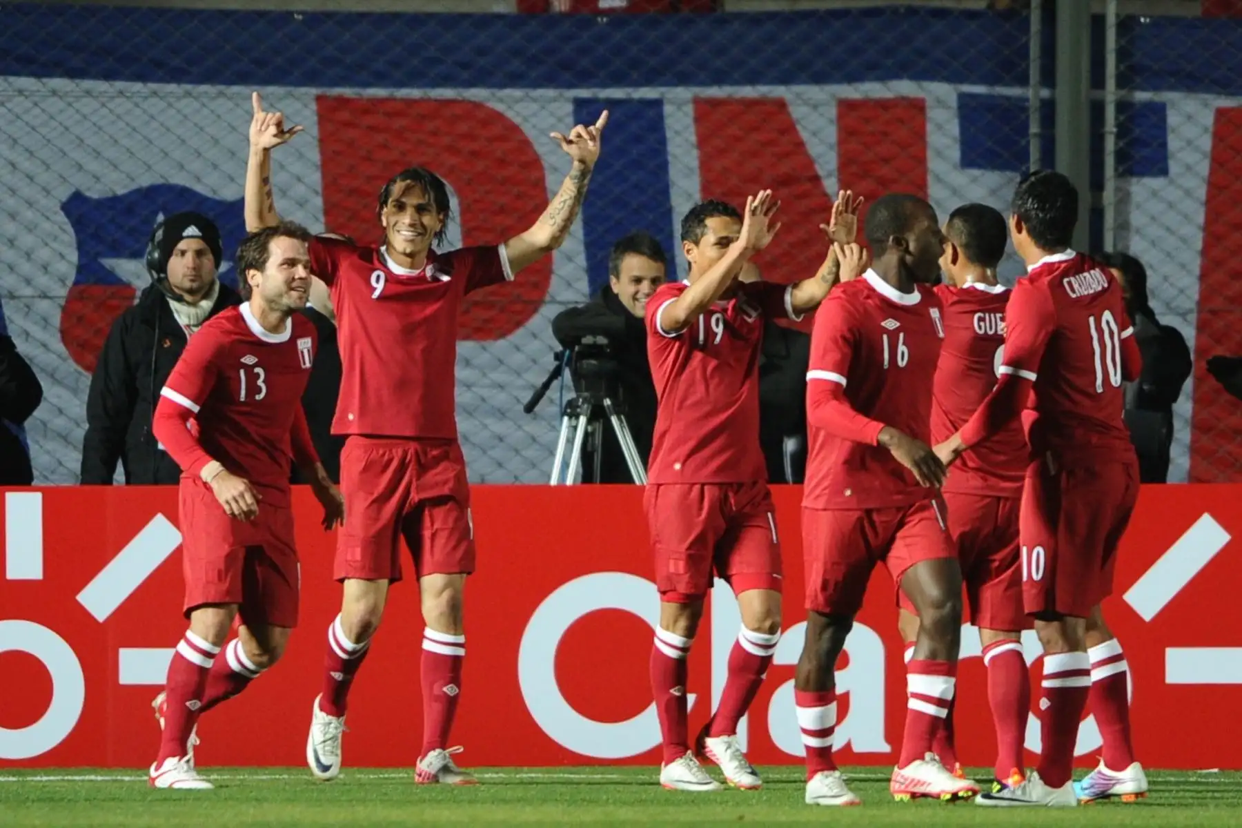 Los jugadores peruanos celebran después de que su compañero Paolo Guerrero (2-L) abrió el marcador contra Uruguay durante su partido de fútbol de primera ronda de la Copa América Grupo C 2011, en el estadio Estadio del Bicentenario en San Juan, 1126 Km al oeste de Buenos Aires, el 4 de julio. 2011.
Foto: AFP