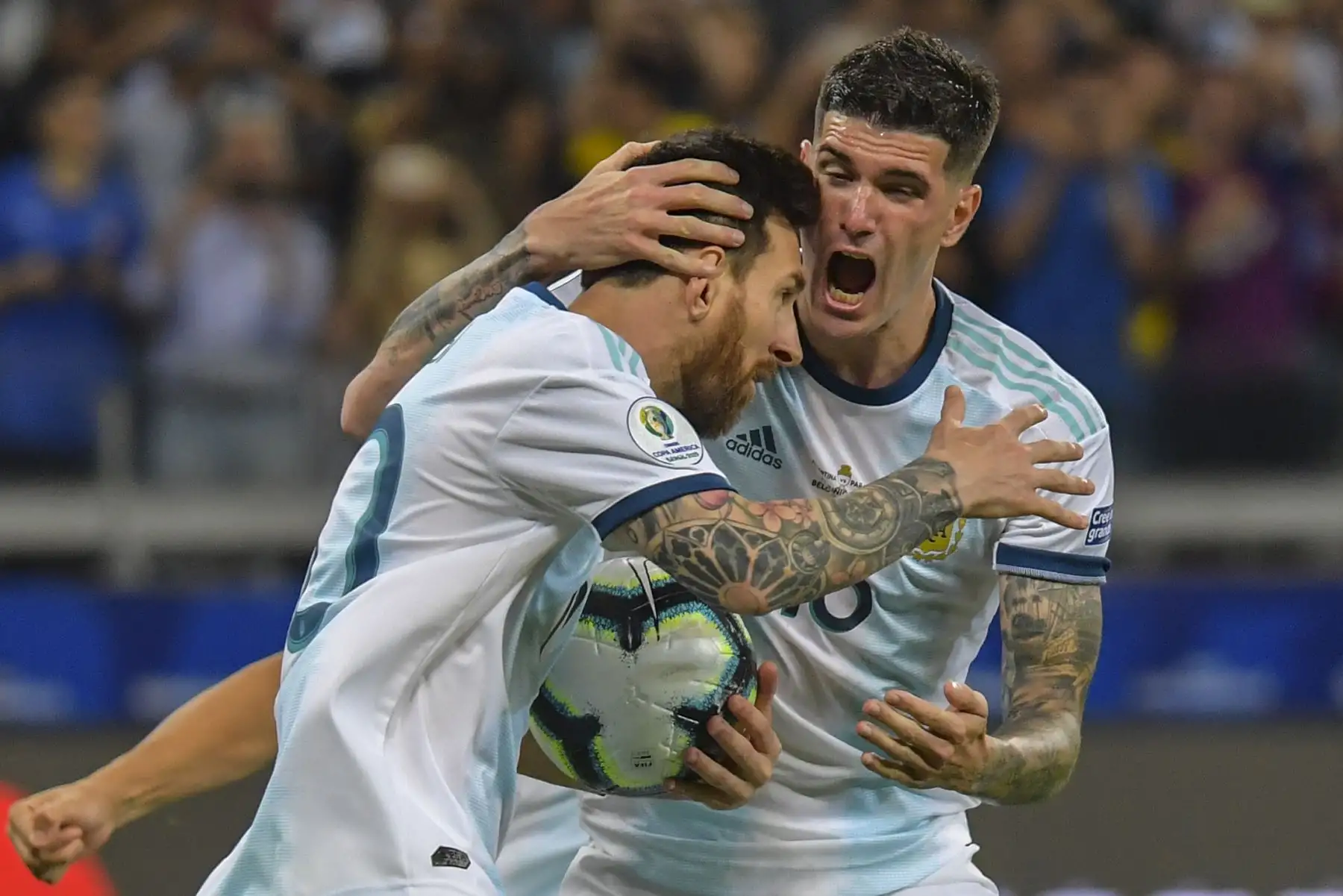 El argentino Lionel Messi (L) celebra con su compañero de equipo Rodrigo De Paul luego de anotar un penal contra Paraguay que fue otorgado por el VAR después de una mano en el área durante su partido de torneo de fútbol de la Copa América en el estadio Mineirao en Belo Horizonte, Brasil.
Foto :AFP